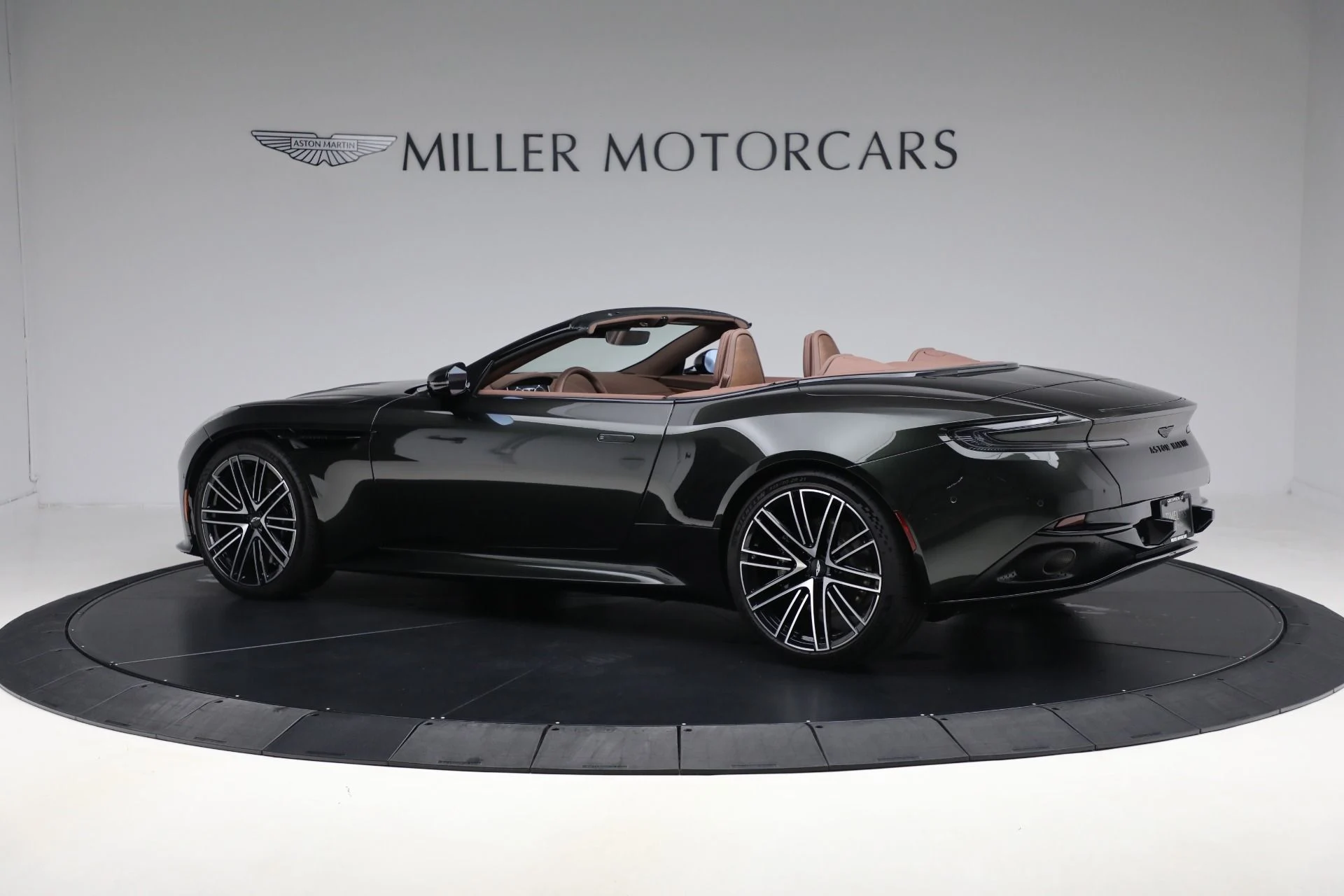 mph004_1831079005_Used_2024_Aston_Martin_DB_12_Volante_8bebff938a