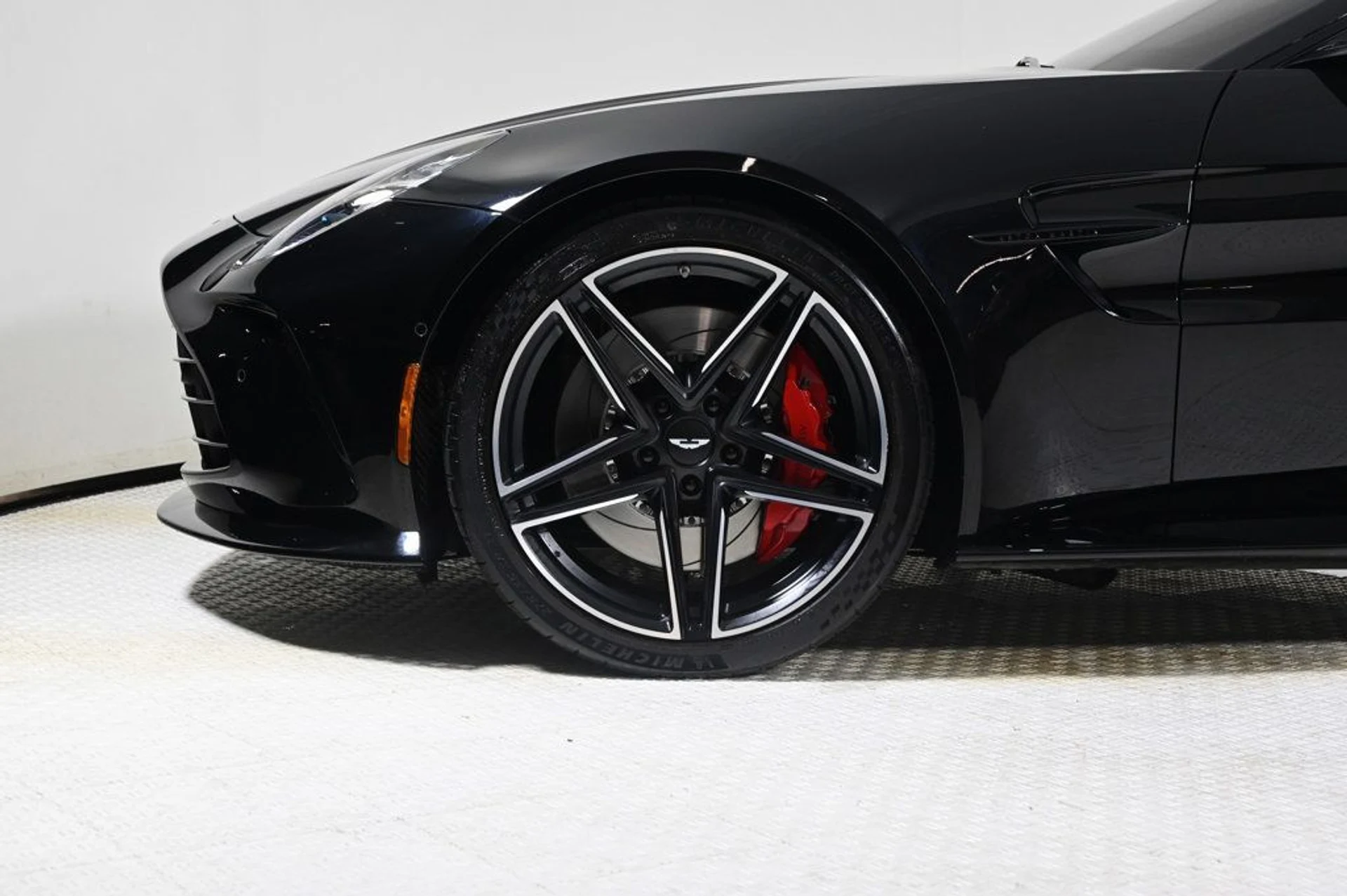 mph004_1831908662_used_2025_aston_martin_vantage_base_11350_22975162_4_1024_7e38680cc7