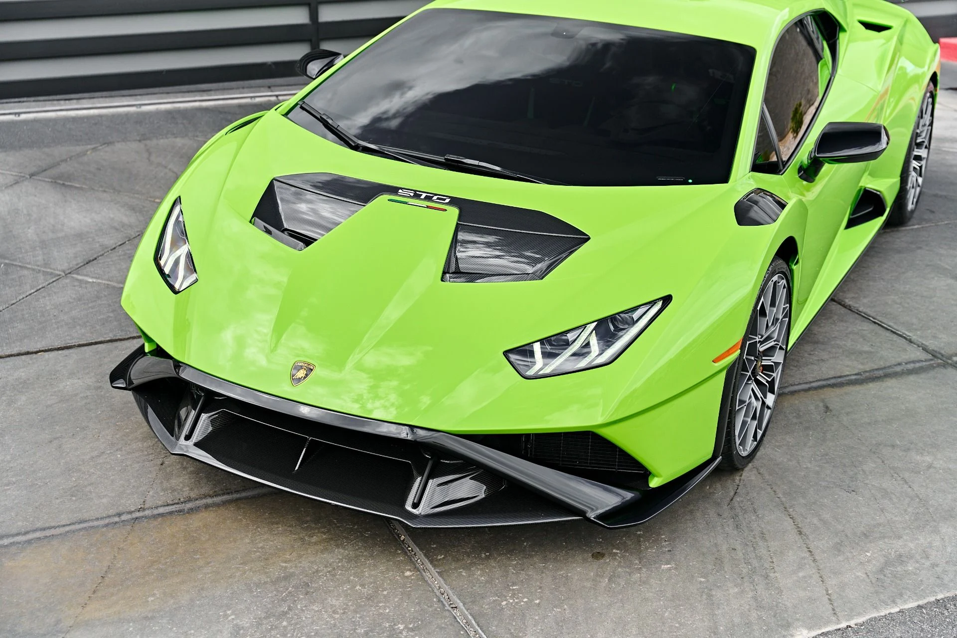 mph004_1848358252_Used_2024_Lamborghini_Huracan_STO_Base_1791998184_52805f5328