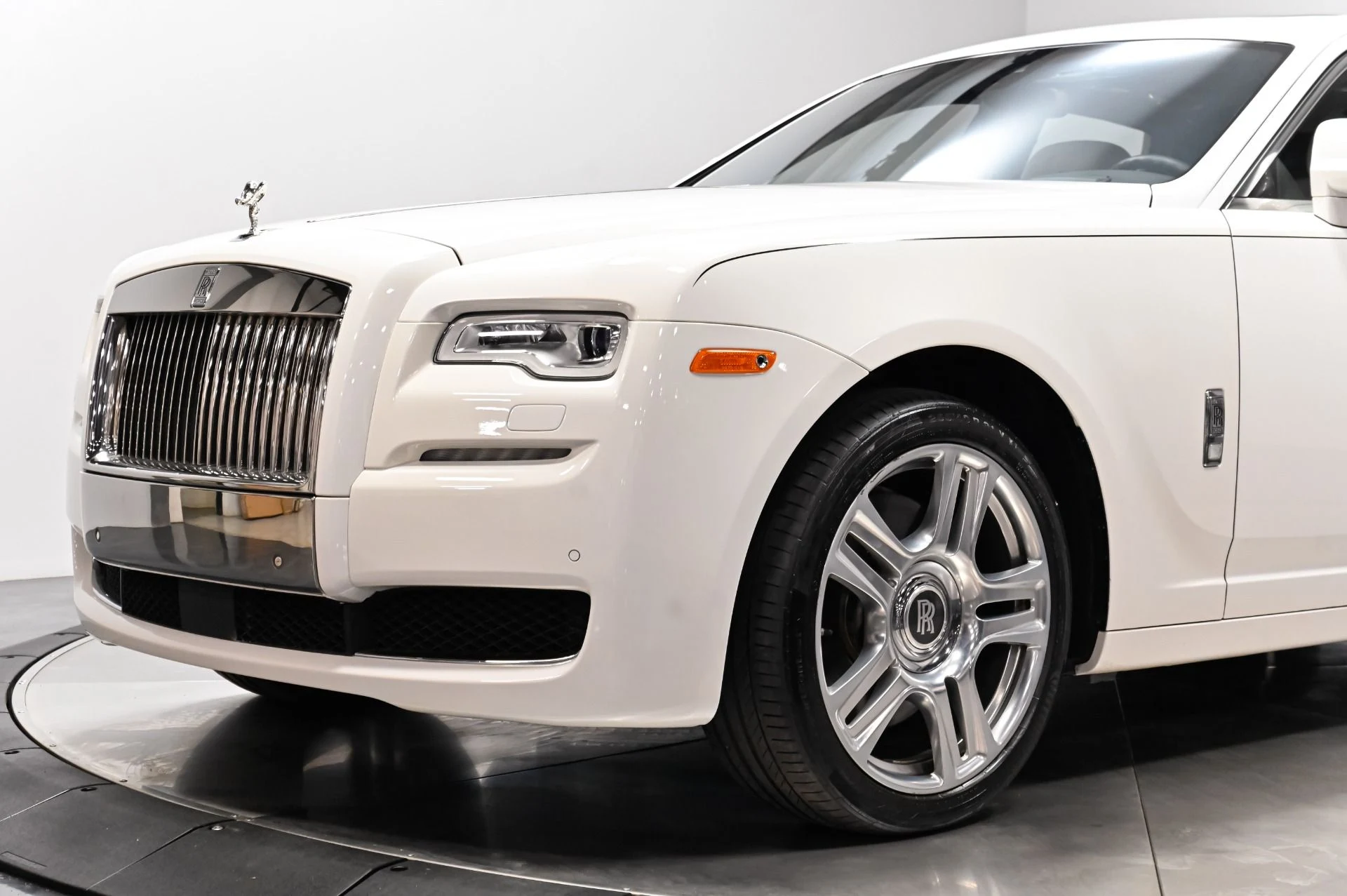mph004_1852725991_Used_2017_Rolls_Royce_Ghost_Base_1793114215_694b54a38e
