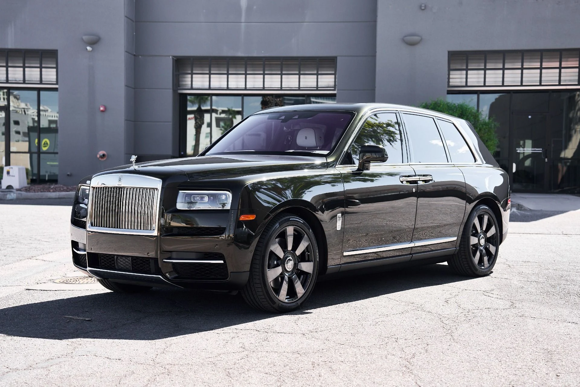 mph004_1878219301_Used_2023_Rolls_Royce_Cullinan_Base_1759189294_2e8fd729fa