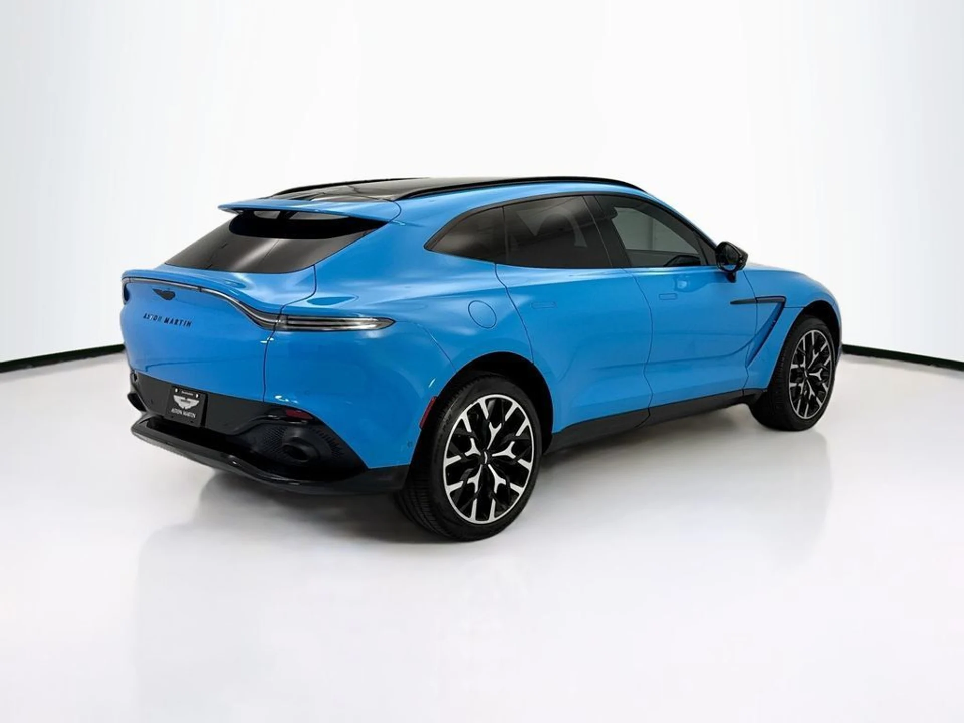 mph004_1942343171_used_2022_aston_martin_dbx_awd_8119_23031859_5_1024_563c2e70f9