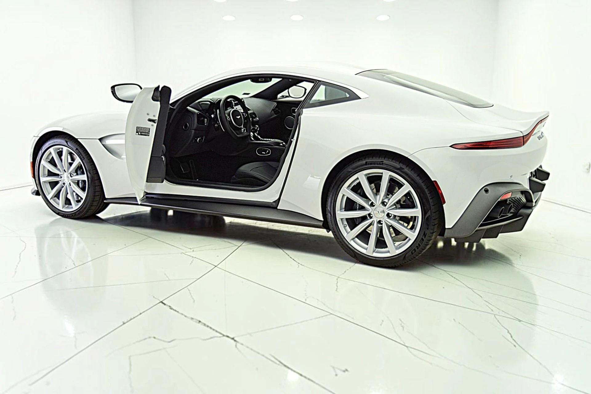 mph004_1974939875_Used_2023_Aston_Martin_Vantage_Coupe_be8bfa9756