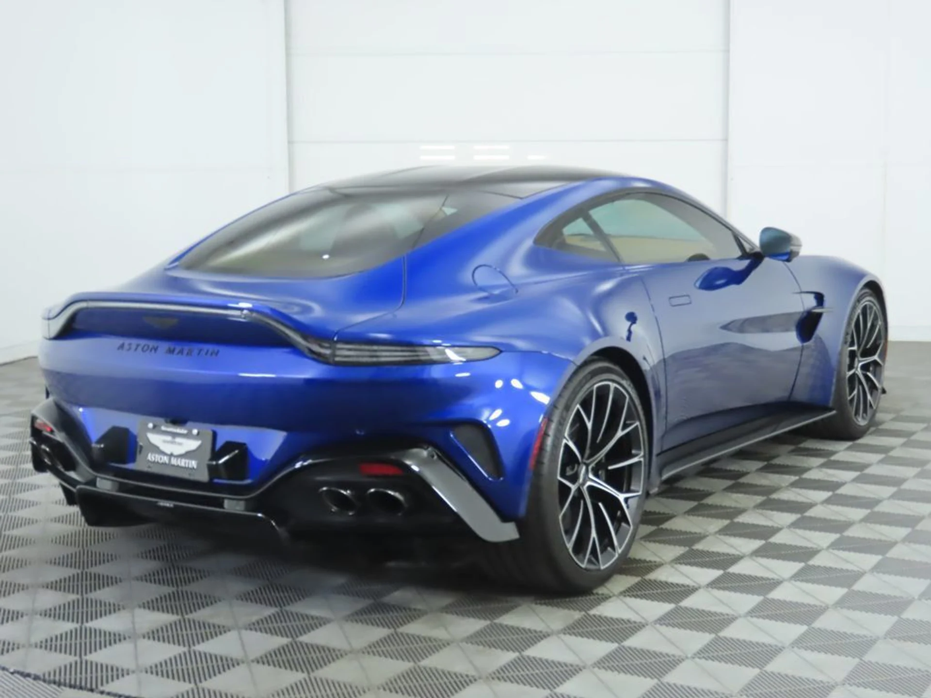 mph004_1998362170_used_2025_aston_martin_vantage_coupe_8119_22982466_5_1024_e641cf8432