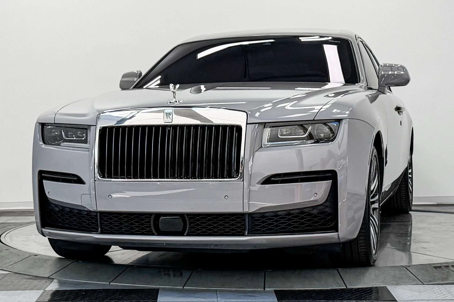 mph004_2000485669_Used_2022_Rolls_Royce_Ghost_The_Ghost_Package_Bespoke_Audio_Illuminated_Fascia_1785265086_5fbff349e6