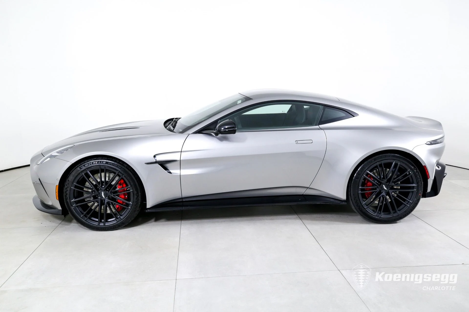 mph004_200381603_Used_2025_Aston_Martin_Vantage_1760978372_f2b6eefedb