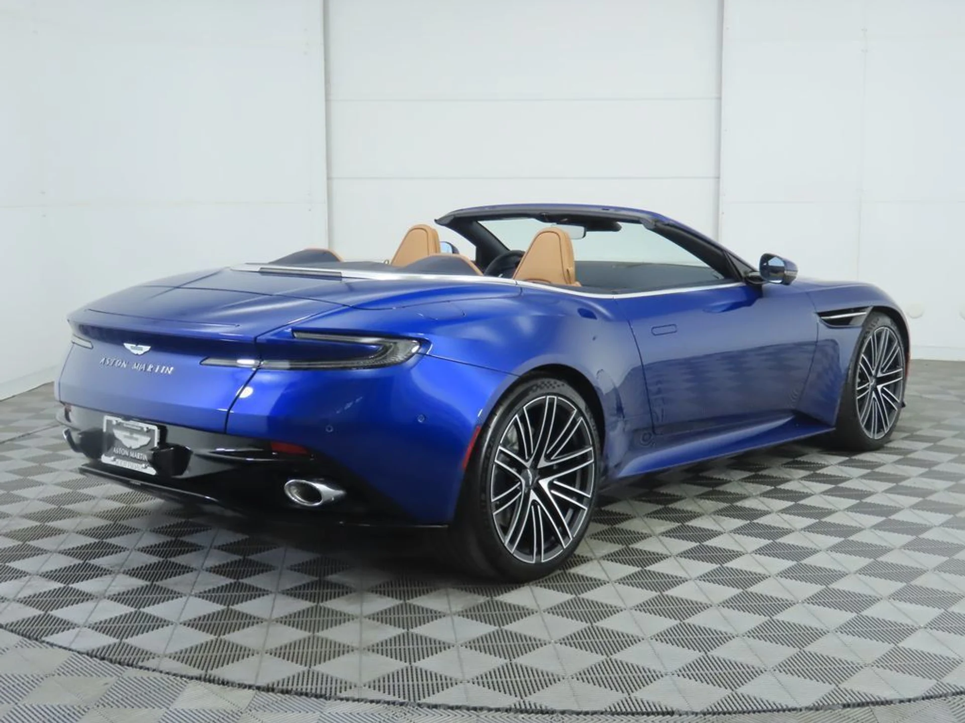 mph004_2011557214_used_2026_aston_martin_db12_volante_8119_23037586_5_1024_cb8e55dd71