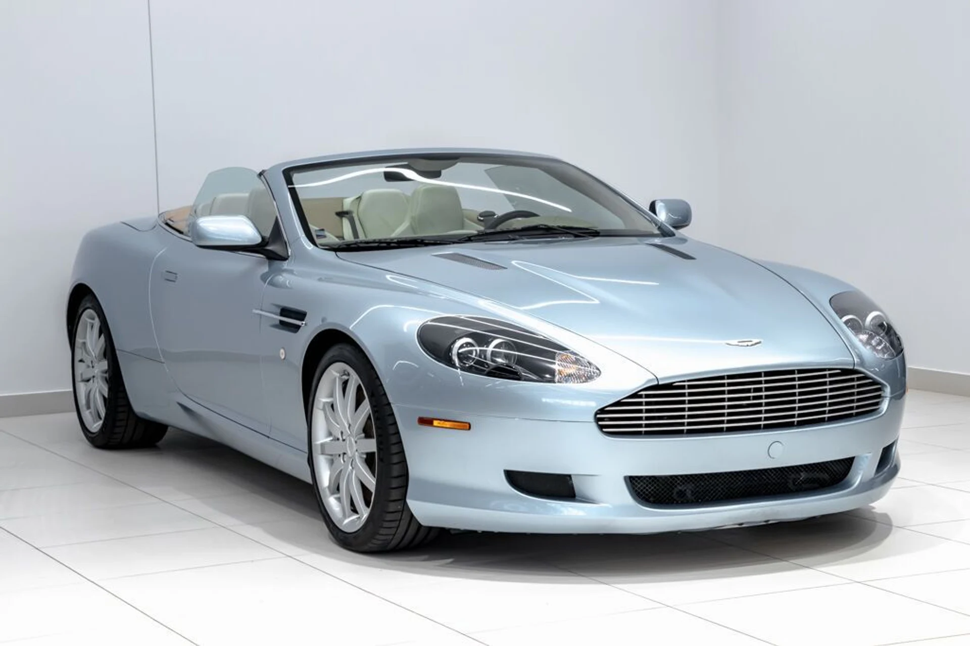 mph004_2053689959_aston_martin_db9_2005_jpg_v_1754355020_de994e47d7