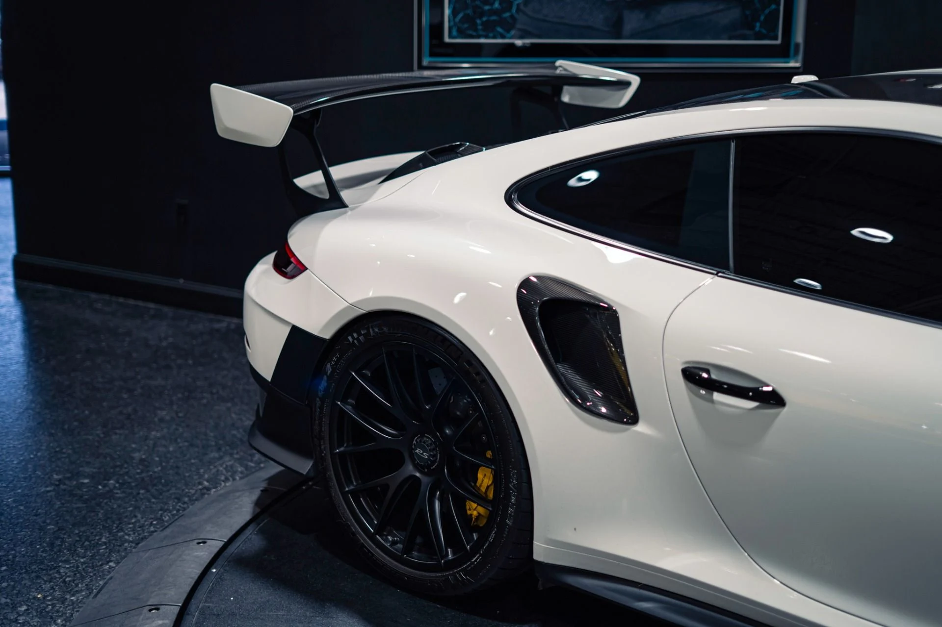 mph004_20603914_Used_2018_Porsche_911_GT_2_RS_1777474085_ec49041eed