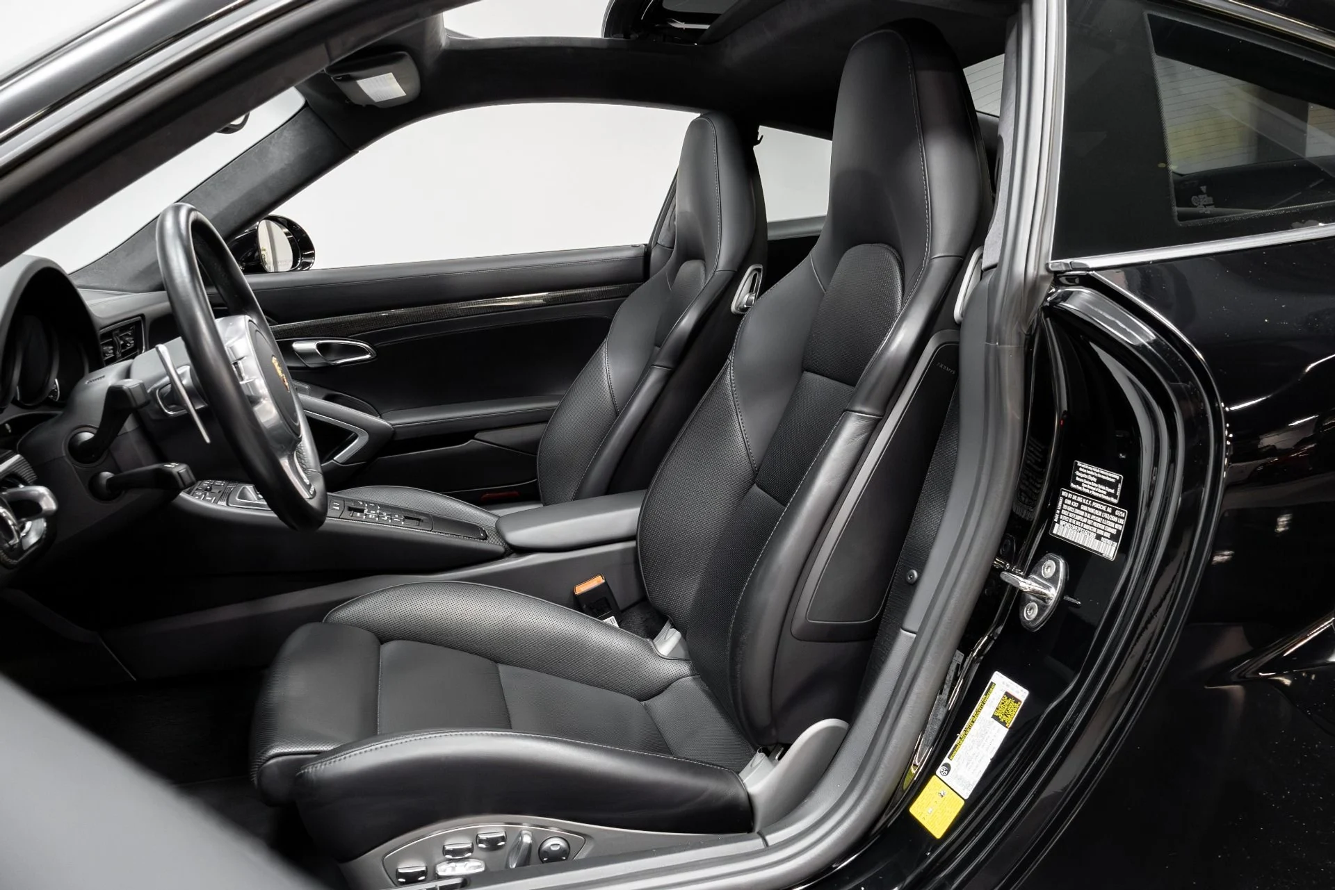 mph004_2092215983_Used_2015_Porsche_911_Turbo_S_1761834686_30c08cf227