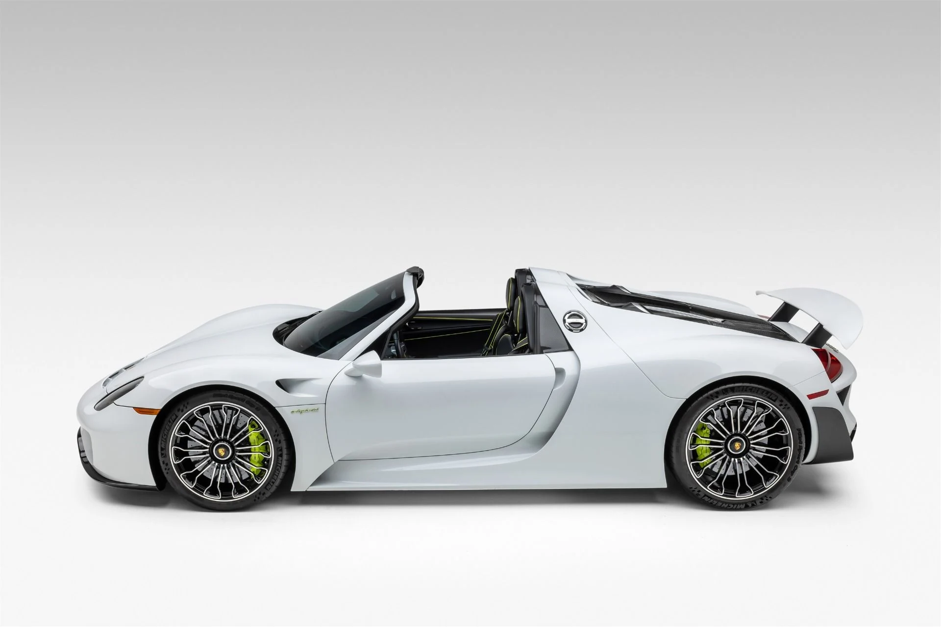 mph004_2110179018_Used_2015_Porsche_918_Spyder_1740676476_9f391fa384