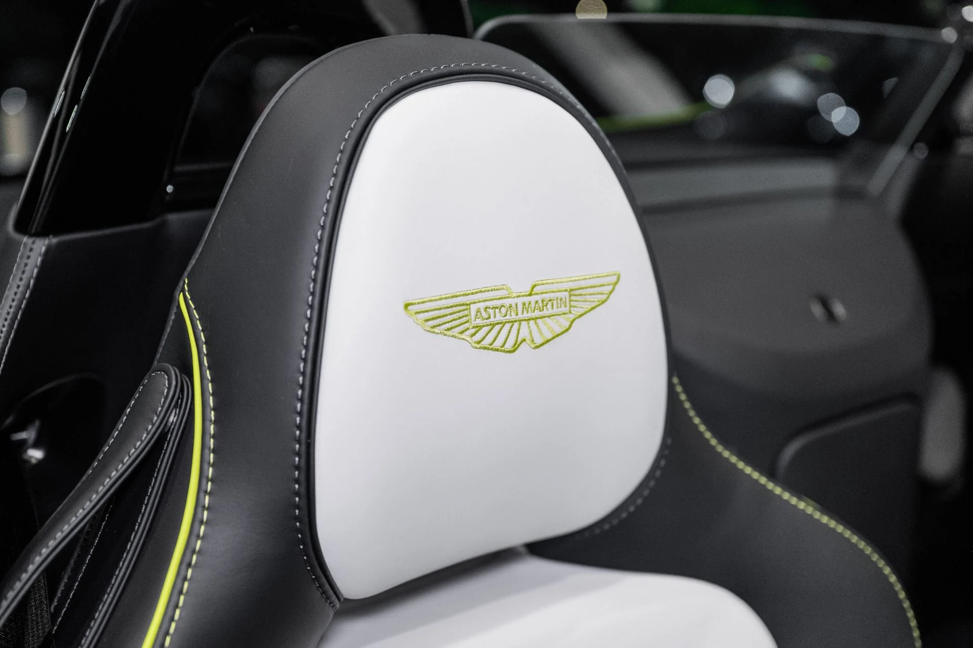 mph004_2116810003_New_2026_Aston_Martin_Vantage_S_Roadster_1780941042_218f1c1544