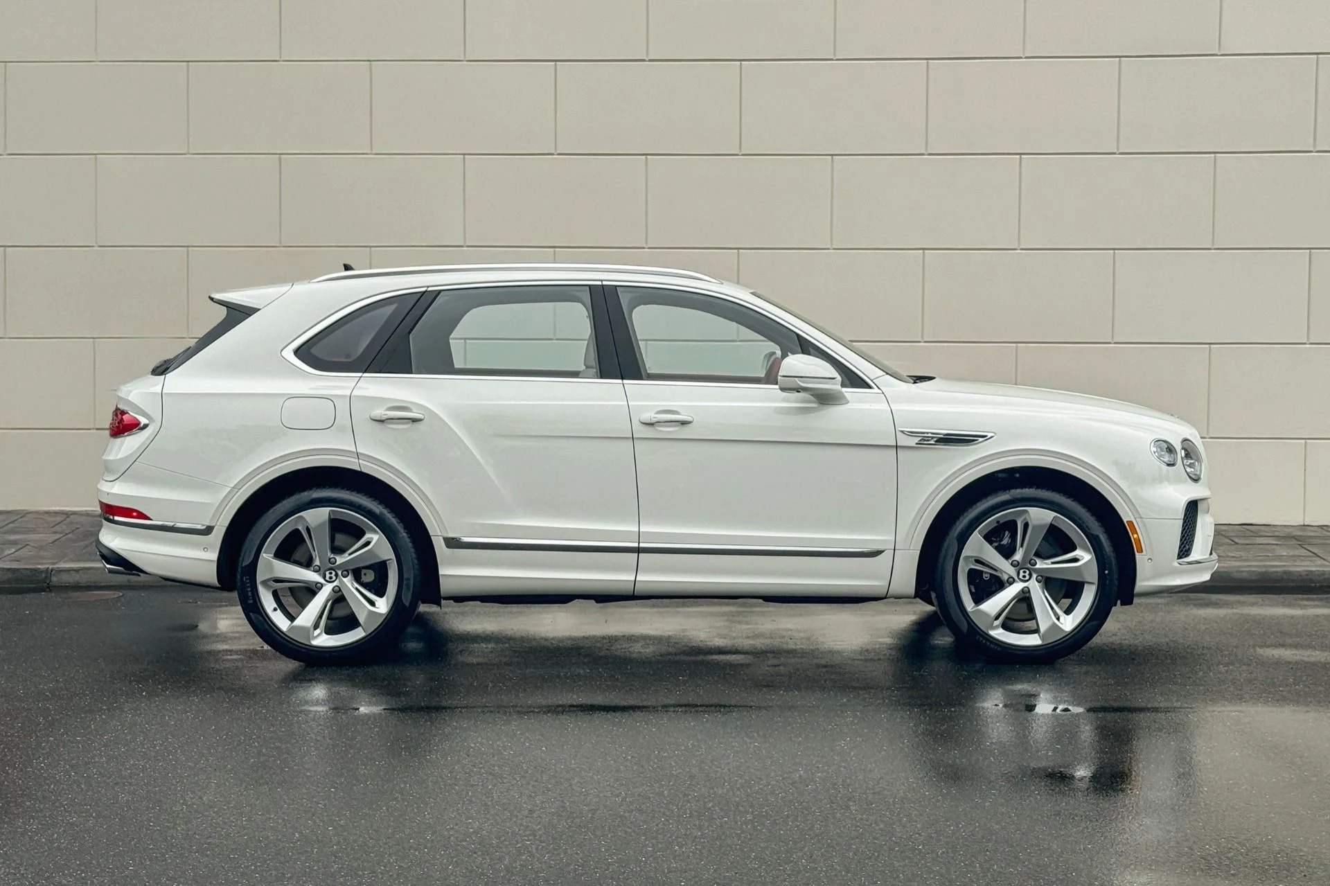 mph004_2131944750_Used_2025_Bentley_Bentayga_V8_1748255294_1dce6098d9