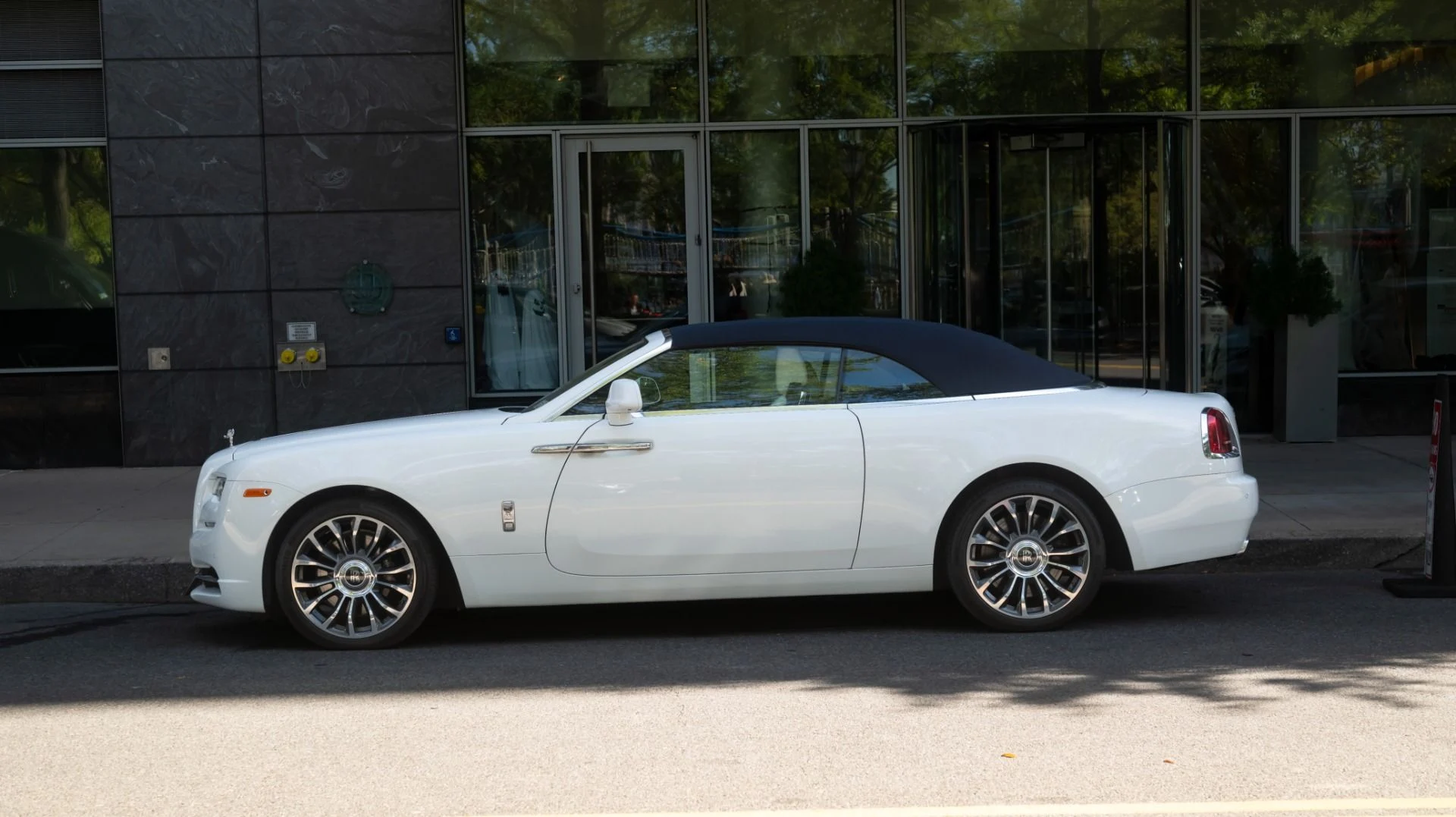 mph004_214541449_Used_2018_Rolls_Royce_Dawn_1793292537_d5e4f58026