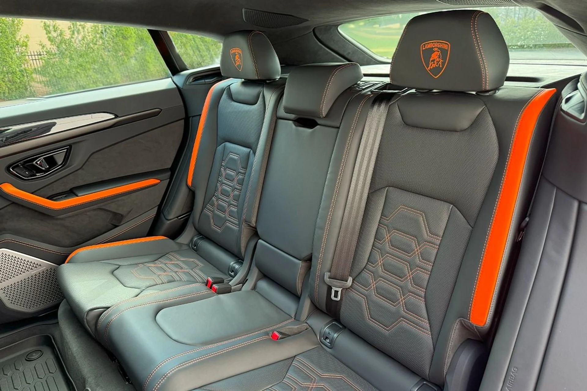 mph004_2147890595_Used_2025_Lamborghini_Urus_SE_1764804768_3658b534ee