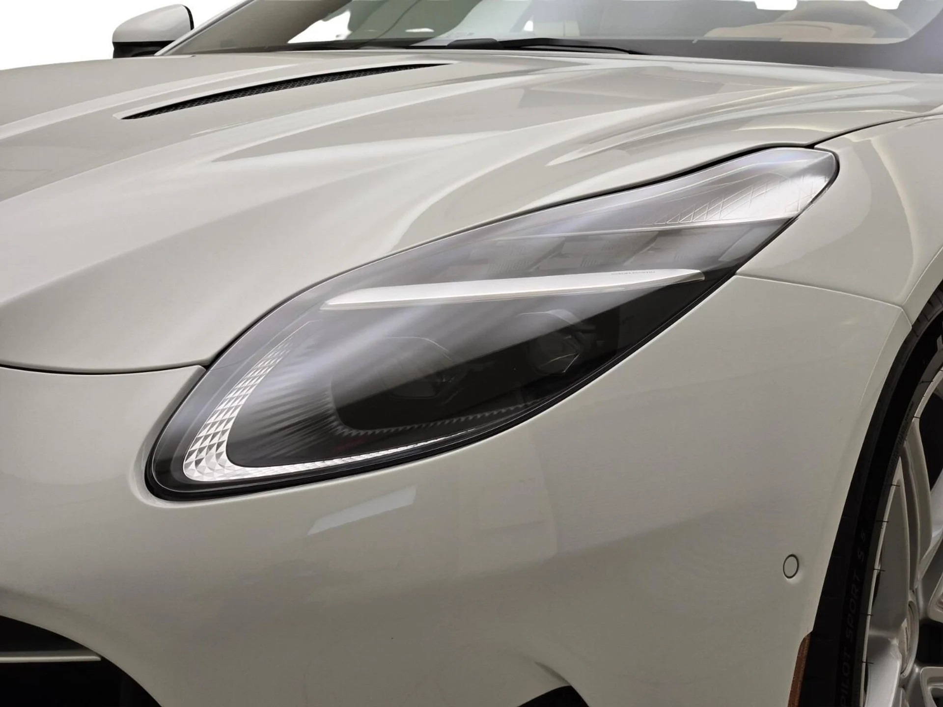 mph004_2174647035_New_2026_Aston_Martin_DB_12_Volante_1756187295_633ebb5621