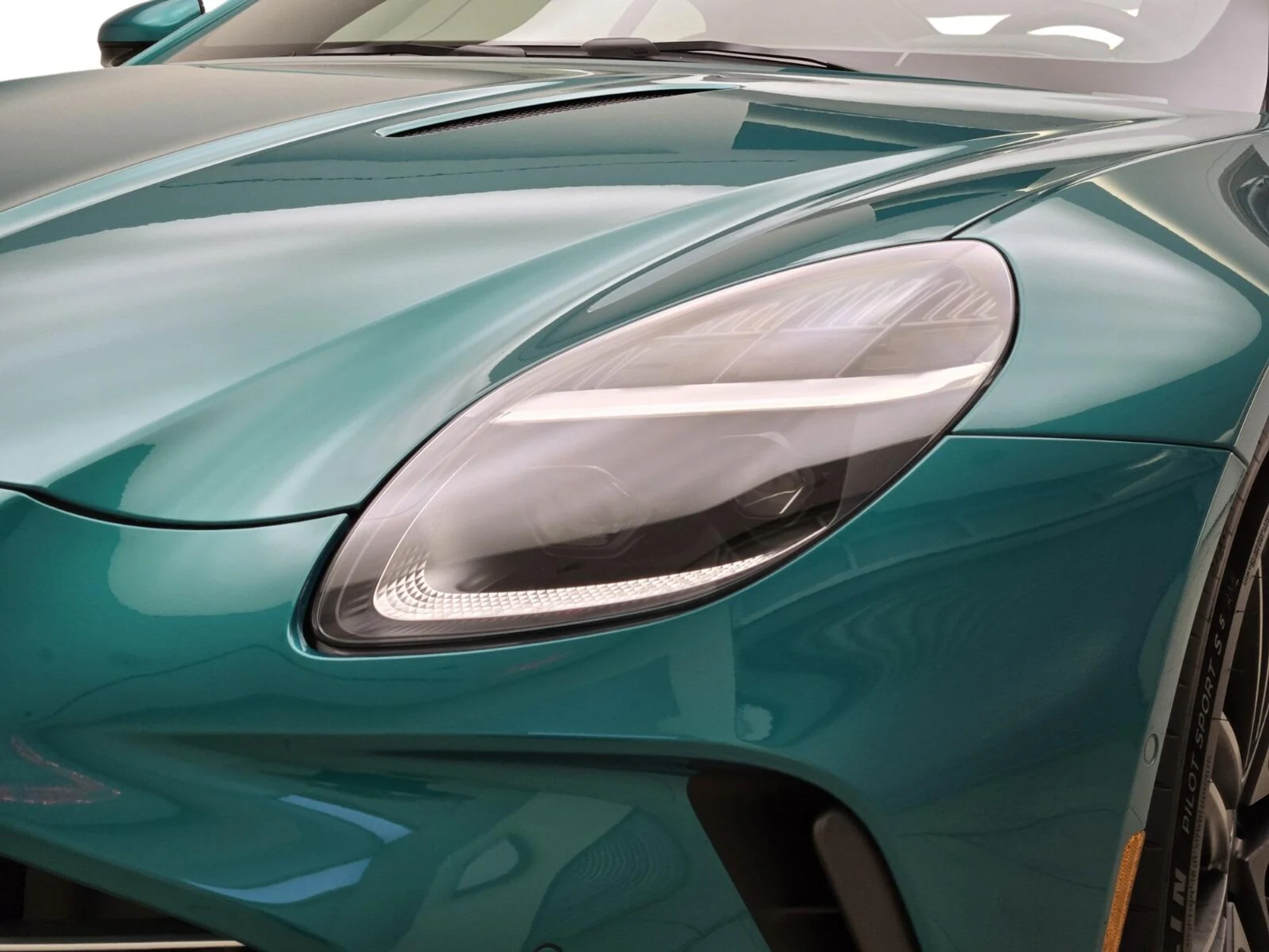 mph004_2180937685_New_2025_Aston_Martin_Vantage_1753161752_c959a750f5