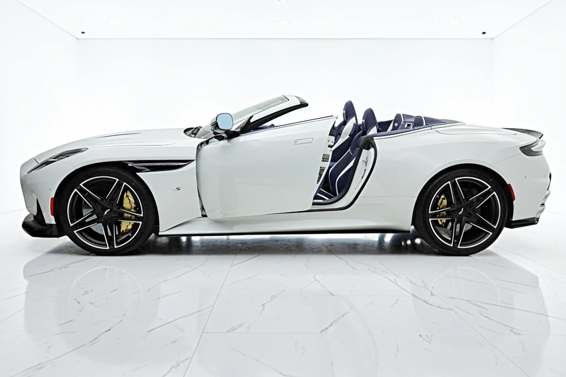 mph004_2244257594_New_2026_Aston_Martin_DB_12_S_Volante_46e52e6772