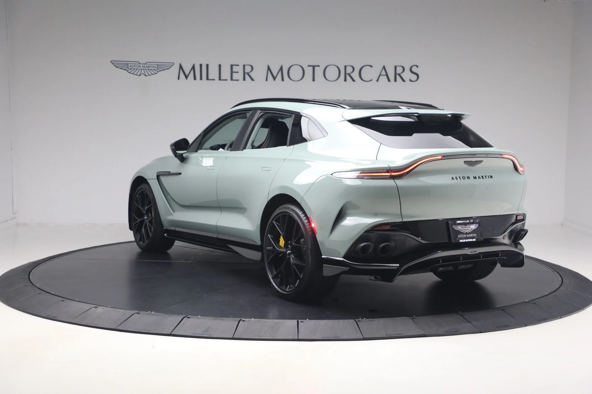 mph004_2285853167_Used_2025_Aston_Martin_DBX_707_1782571060_8a0ecca3ff