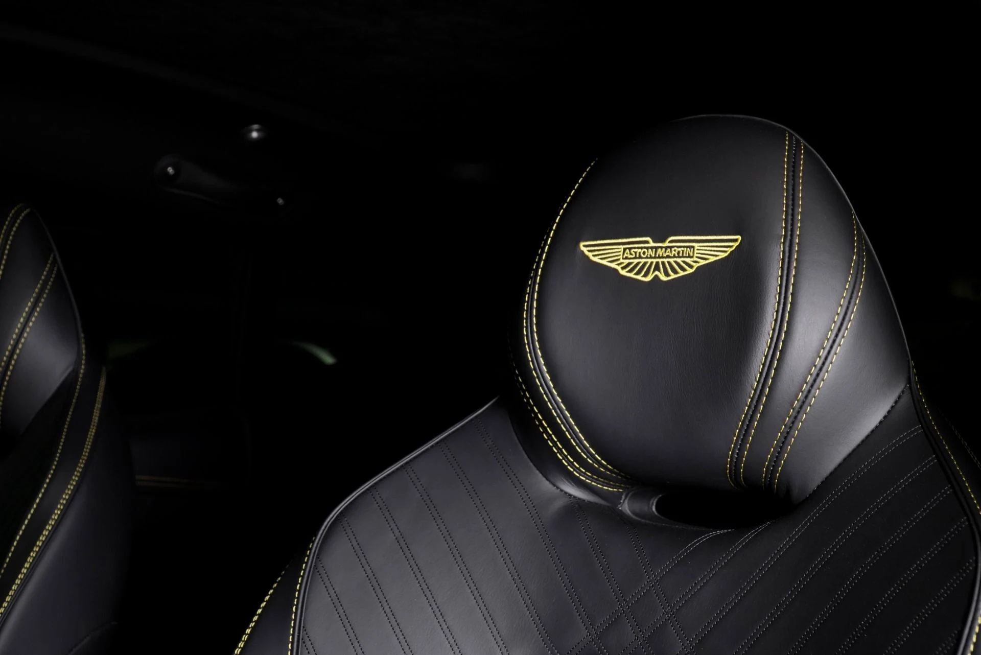mph004_2293782872_New_2026_Aston_Martin_DBX_707_1771009088_1cdf5bd093