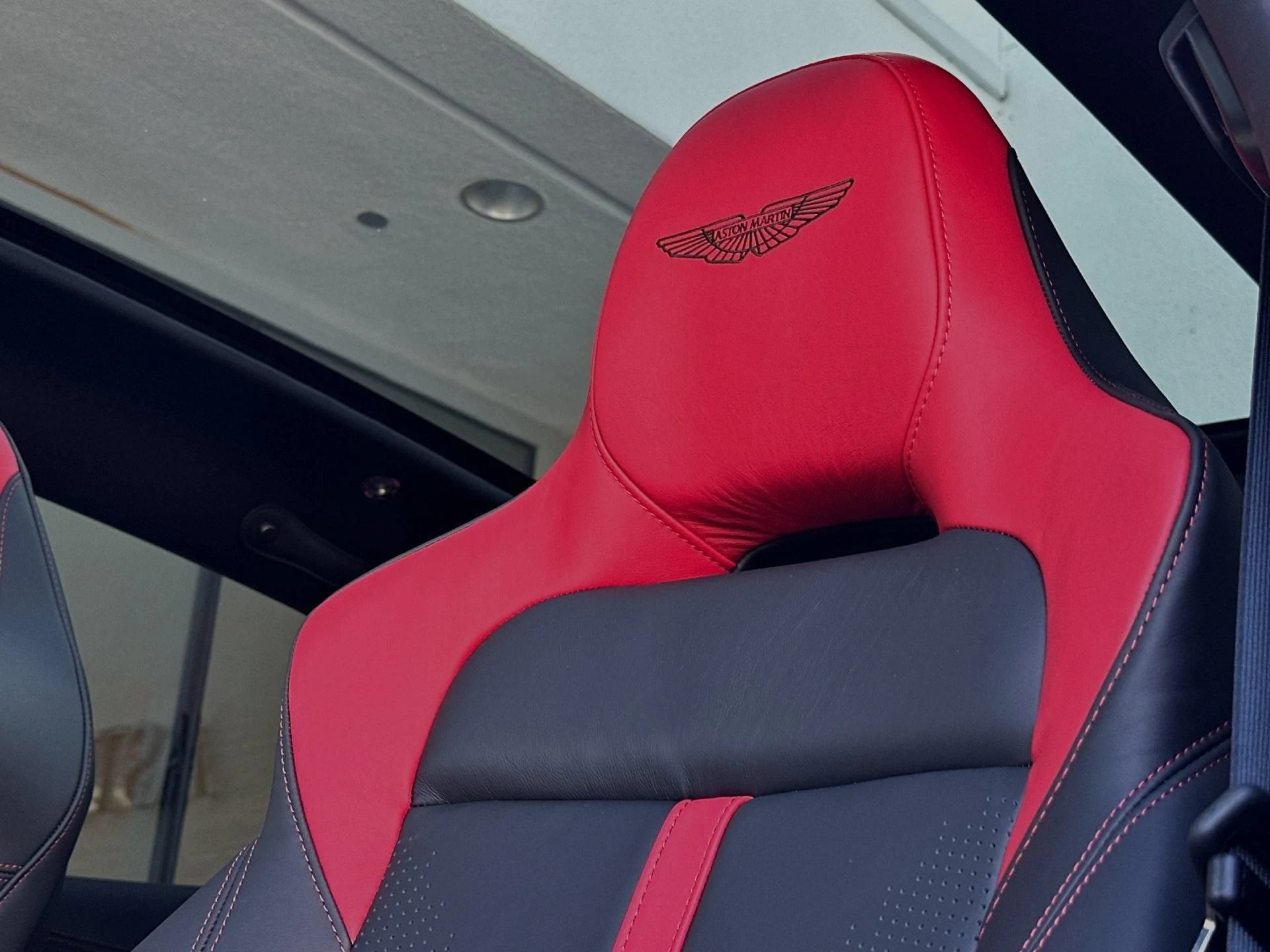 mph004_2302633666_New_2024_Aston_Martin_DBX_707_1747424159_29d19c1f0a