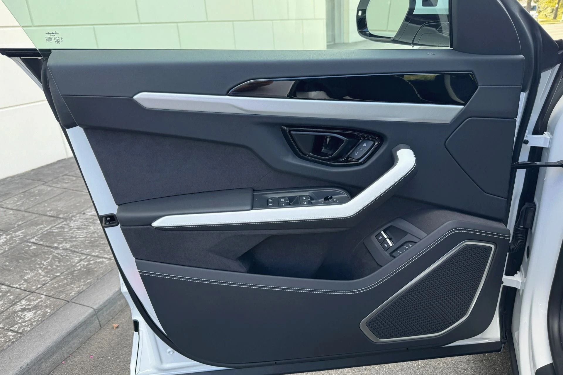 mph004_2339494765_Used_2025_Lamborghini_Urus_SE_1756989701_9fe4011dc2