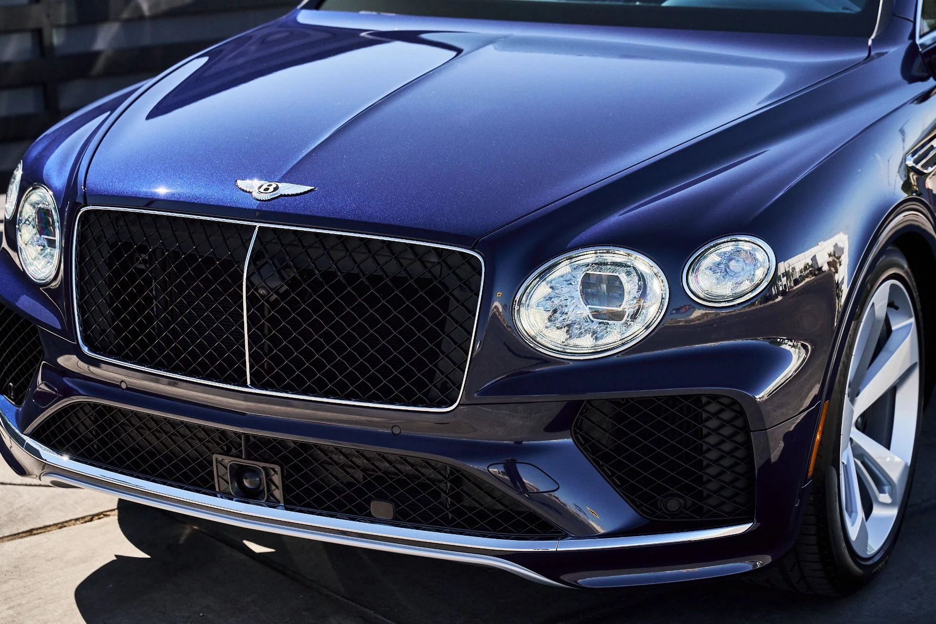 mph004_2364119255_Used_2025_Bentley_Bentayga_EWB_1780709344_272520d518
