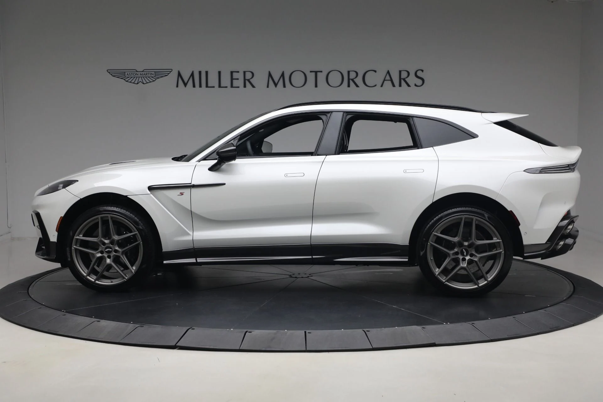 mph004_2369018756_New_2026_Aston_Martin_DBX_S_1779888036_e03ca43720