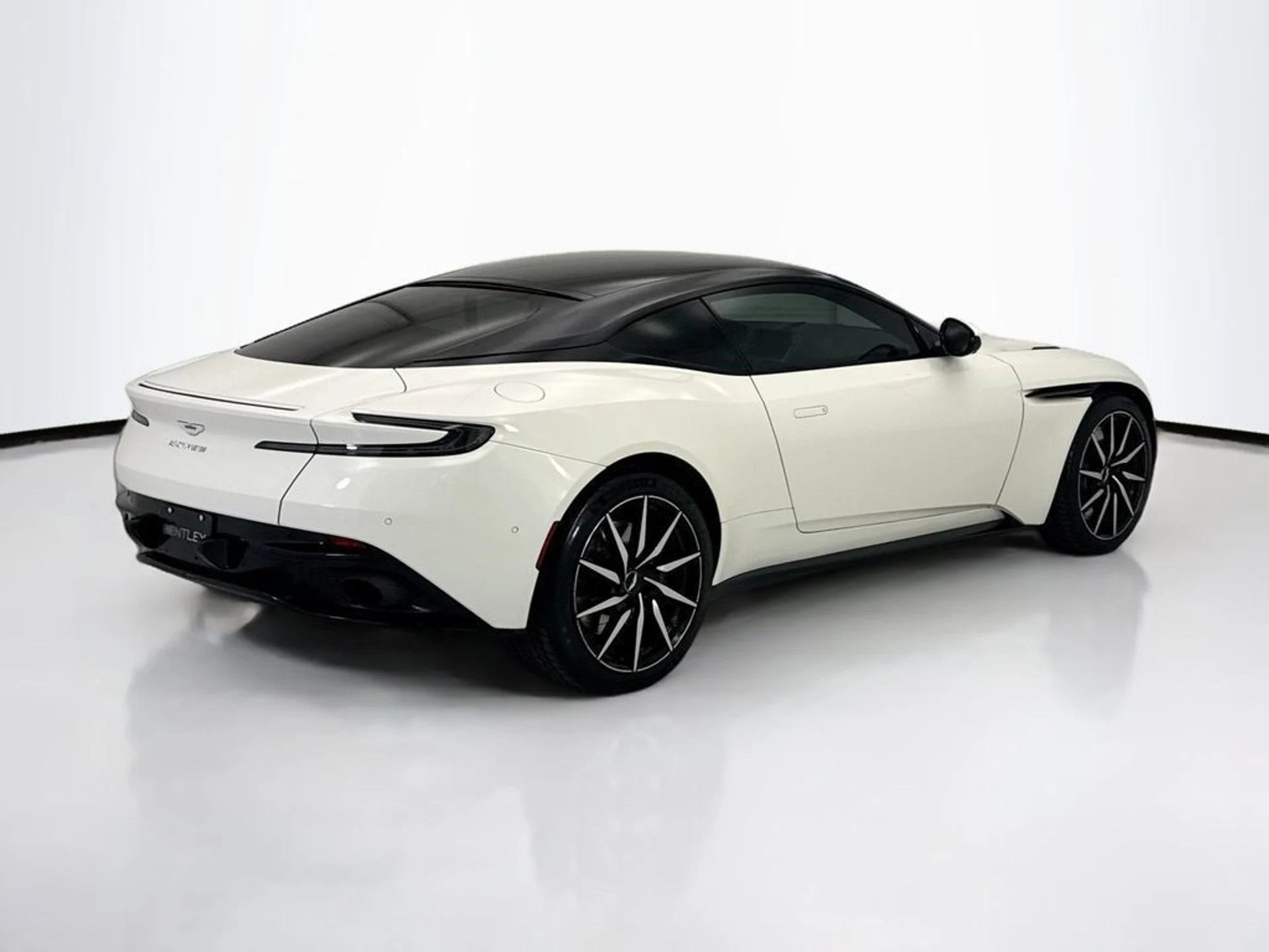 mph004_2383867075_used_2018_aston_martin_db11_v12coupe_8119_23017514_5_1024_654ad0b16b