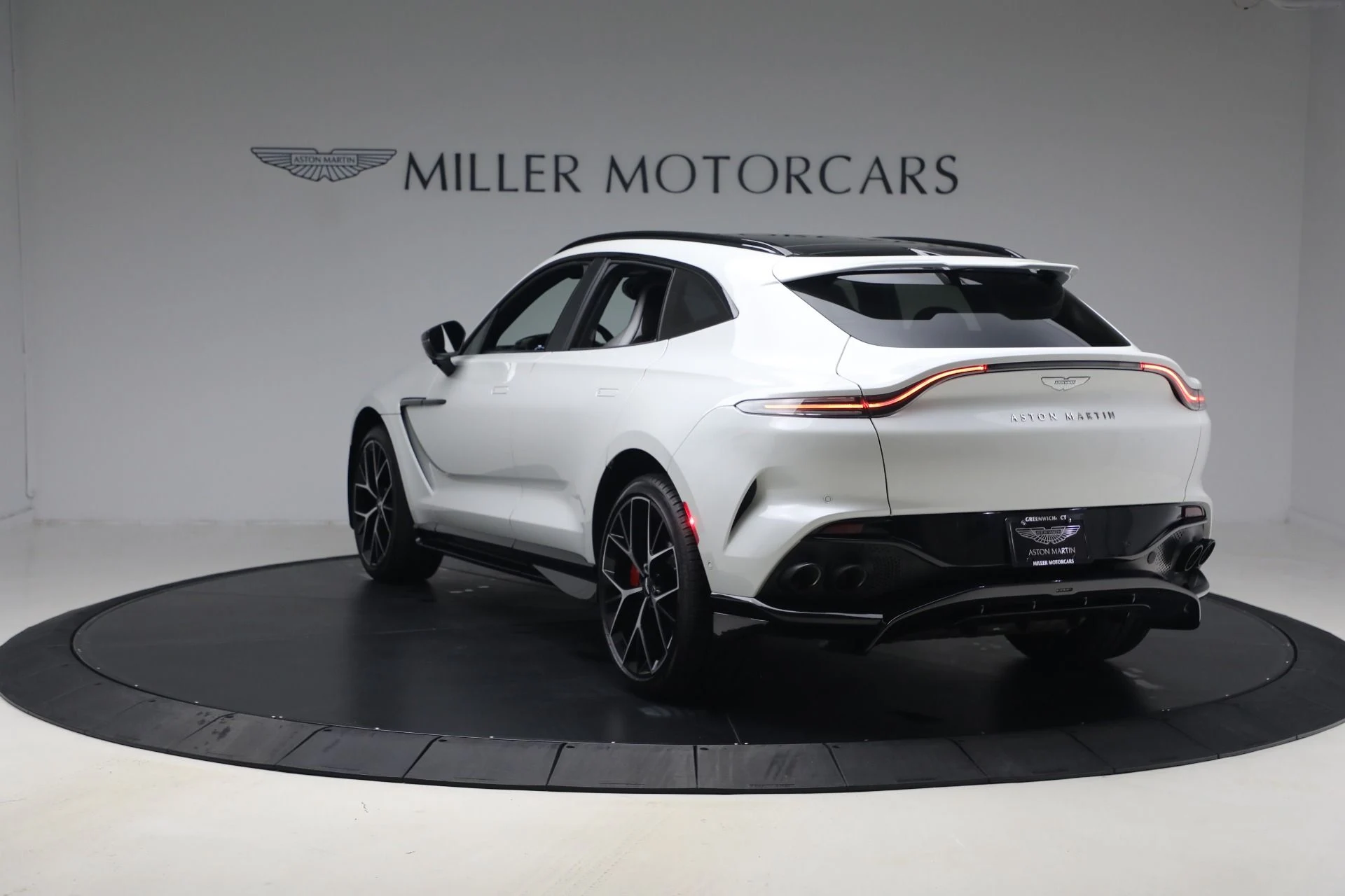 mph004_2387425148_Used_2025_Aston_Martin_DBX_707_1773871330_d6c3576173