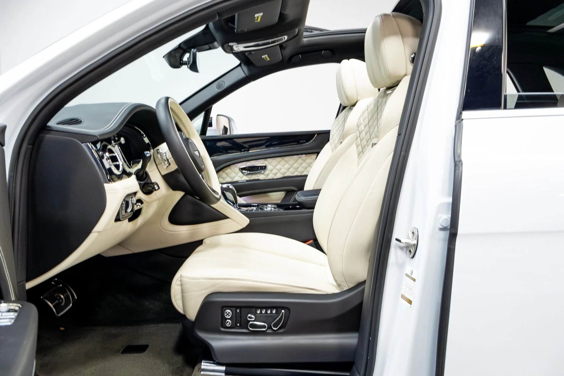 mph004_2389247260_Used_2021_Bentley_Bentayga_V8_First_Edition_1774291657_e343f765c6