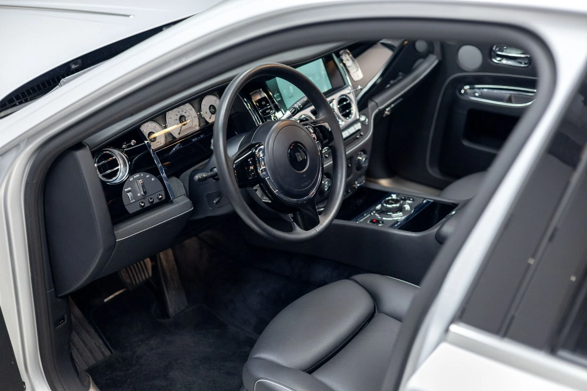 mph004_2400722111_Used_2015_Rolls_Royce_Ghost_1760219601_e181b4a40c