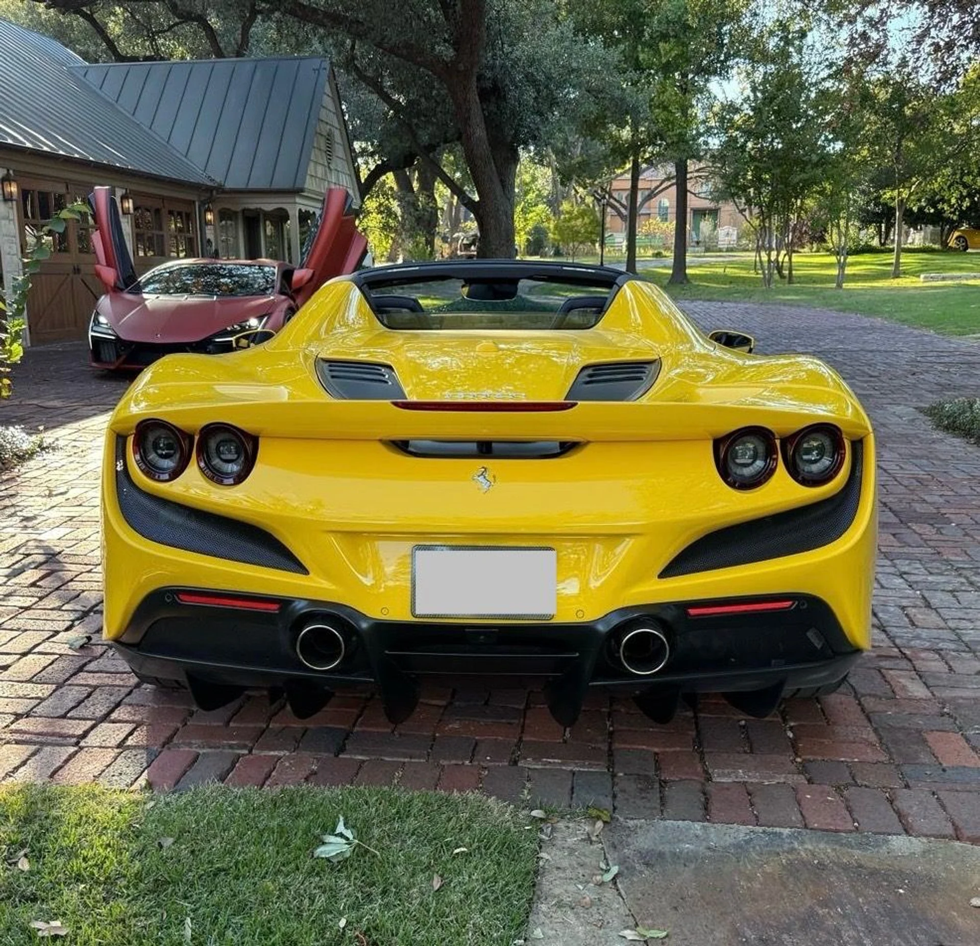 mph004_2416188955_Used_2023_Ferrari_F8_Spider_1762192474_02020c9c4c