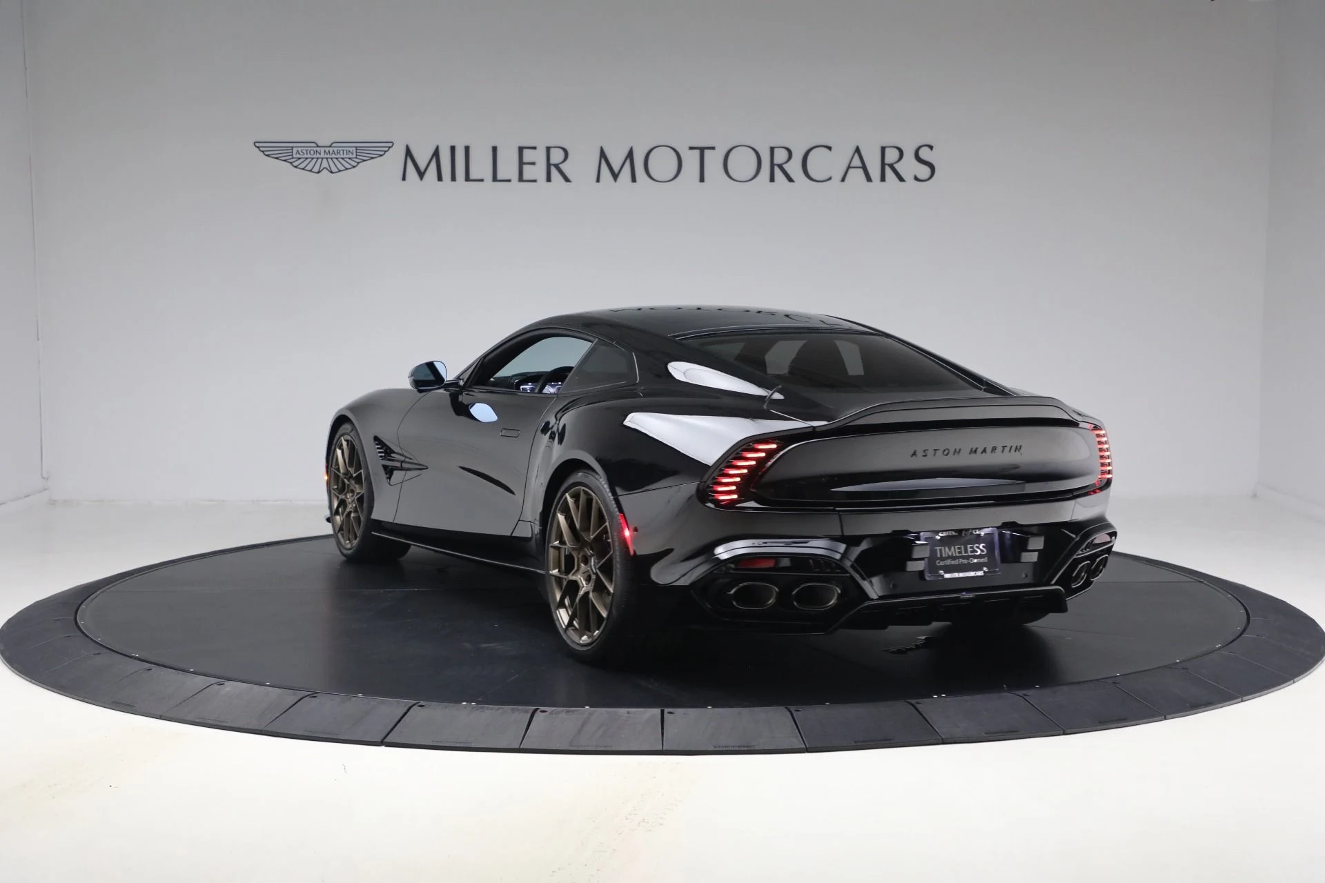 mph004_2442154826_Used_2025_Aston_Martin_Vanquish_1789418284_efce7e1bb5