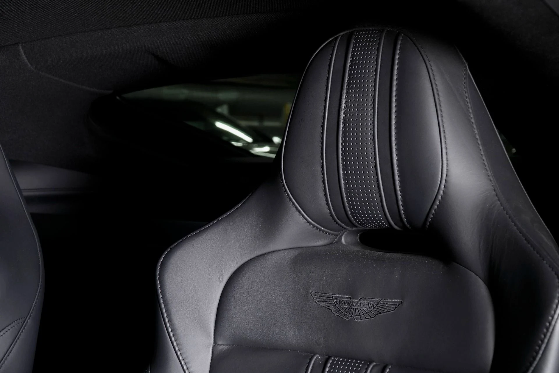 mph004_2444164954_Used_2023_Aston_Martin_Vantage_1770366808_6e50be9631