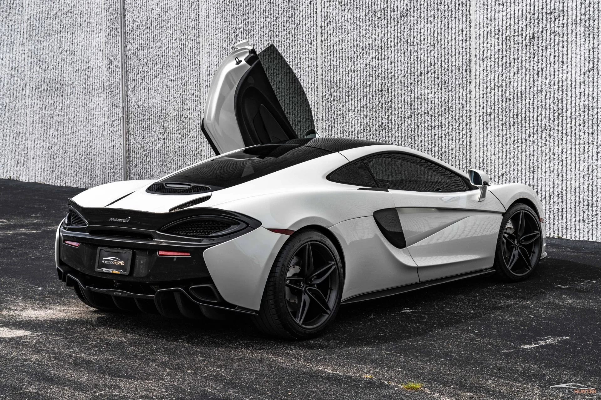 mph004_245929587_Used_2017_Mc_Laren_570_GT_w_Carbon_Fiber_Interior_Pack_Two_Tone_White_Black_Interior_1762205612_970b7b7af7