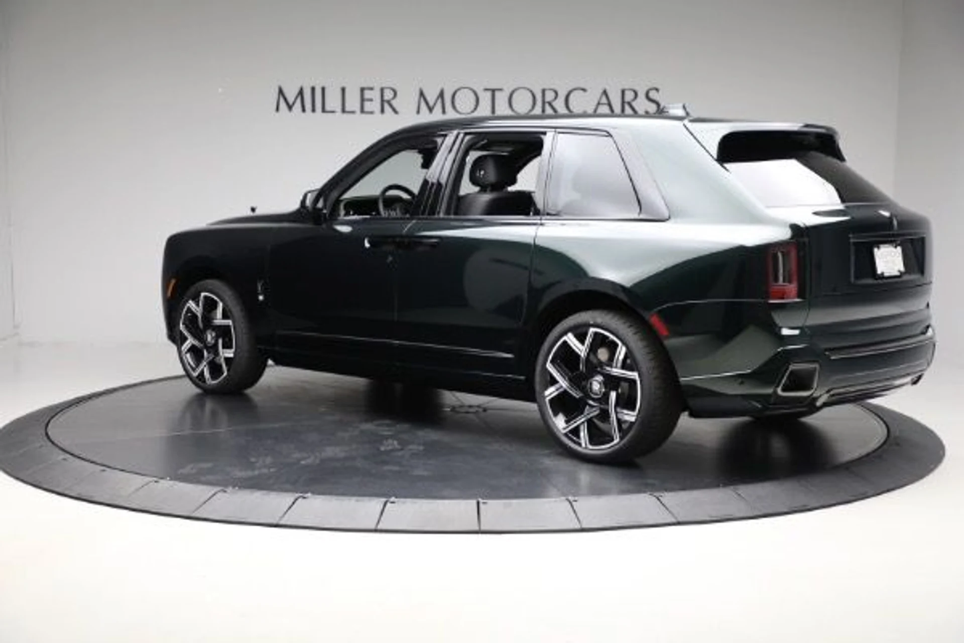 mph004_2464379406_New_2025_Rolls_Royce_Black_Badge_Cullinan_5aa224abfa
