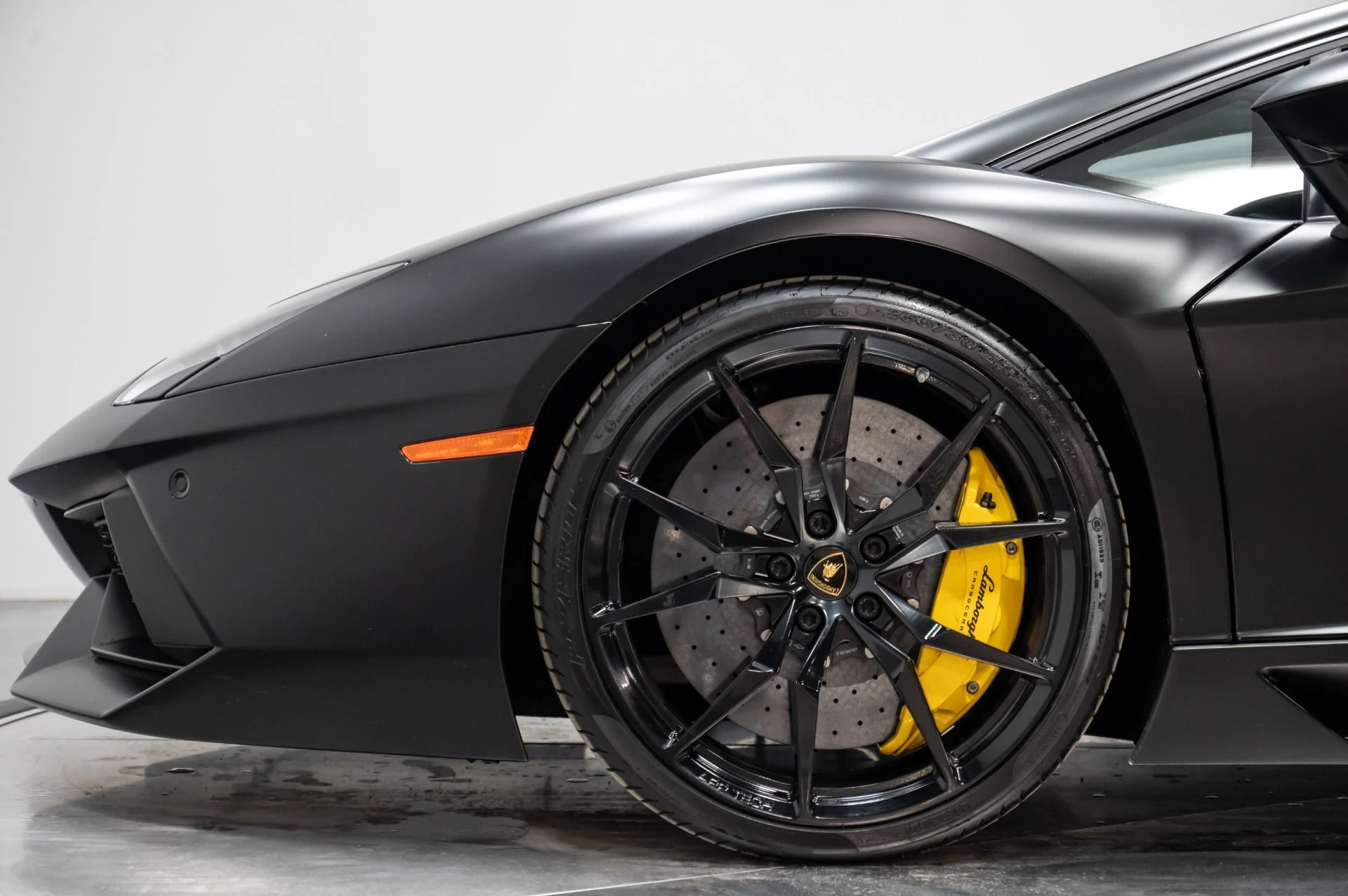 mph004_2471570633_Used_2014_Lamborghini_Aventador_1769104445_6e6e26dc3e