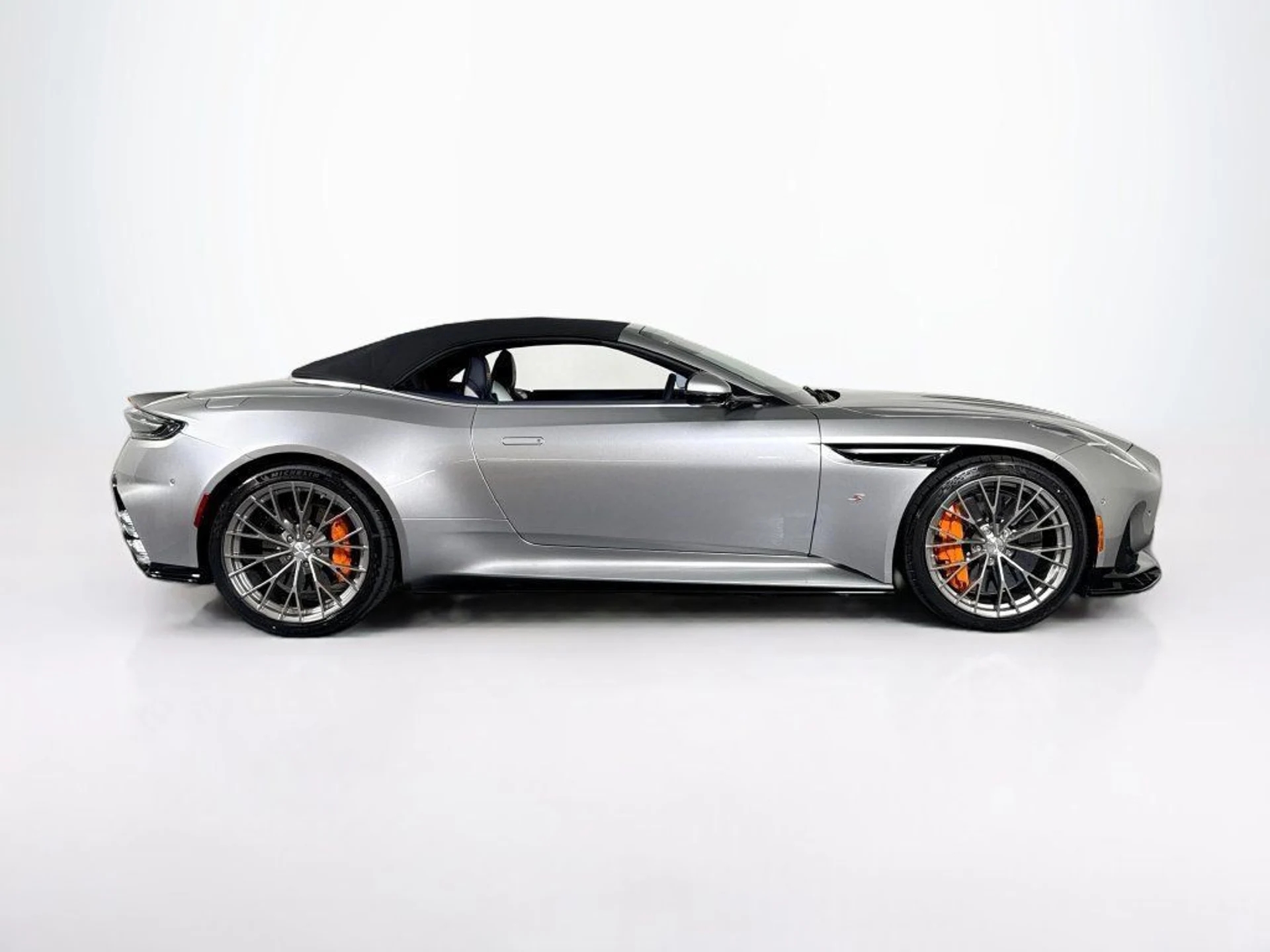 mph004_2481867339_new_2026_aston_martin_db12_volante_11350_23082922_6_1024_604108f73c