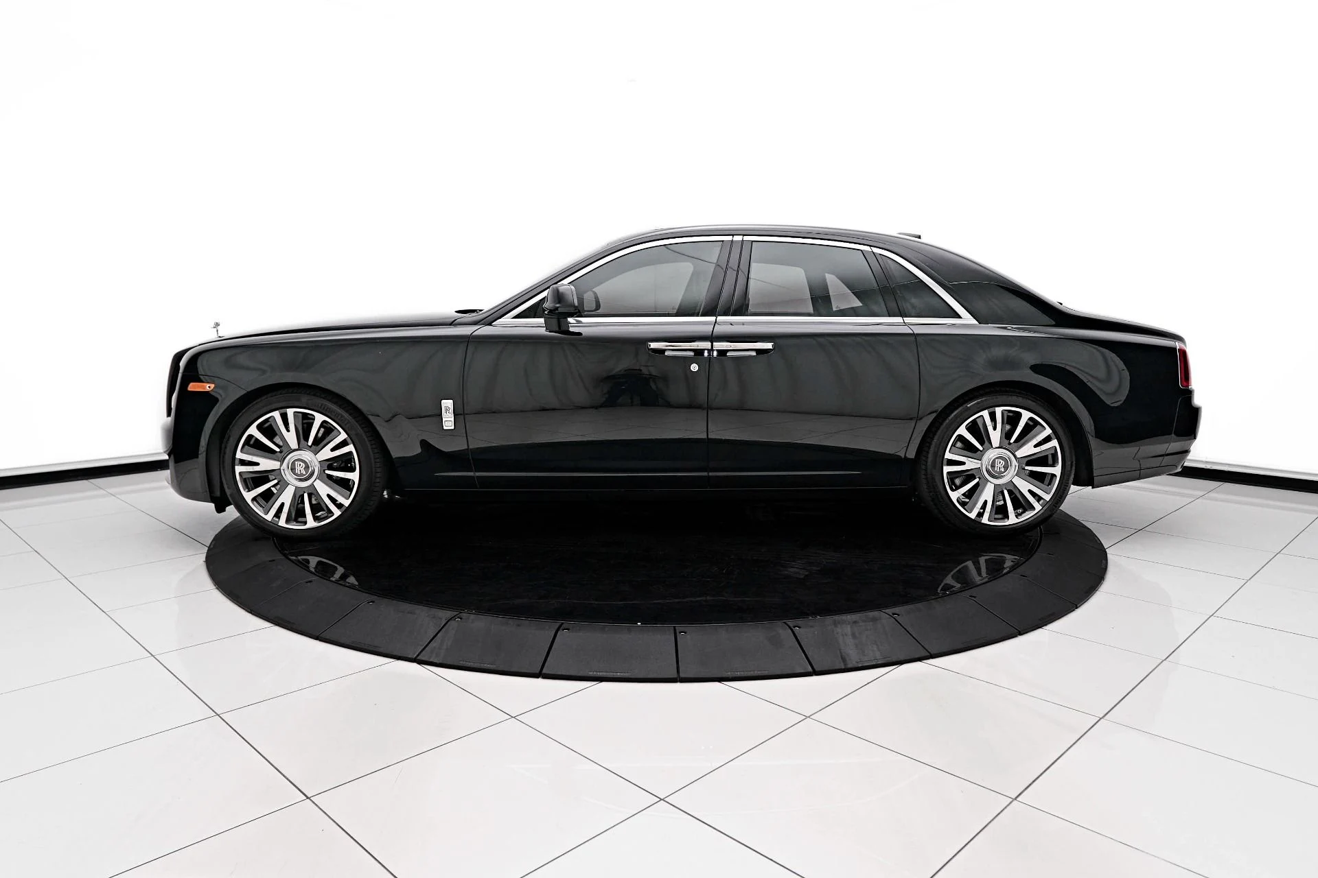mph004_2485509485_Used_2019_Rolls_Royce_Ghost_Base_1713298106_b9b72c24f6