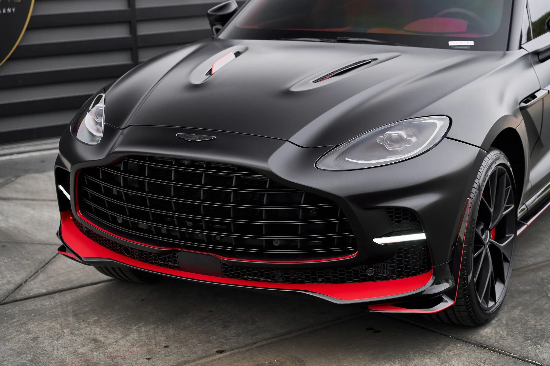 mph004_2487831361_Used_2025_Aston_Martin_DBX_707_1766785278_b10d2a4999