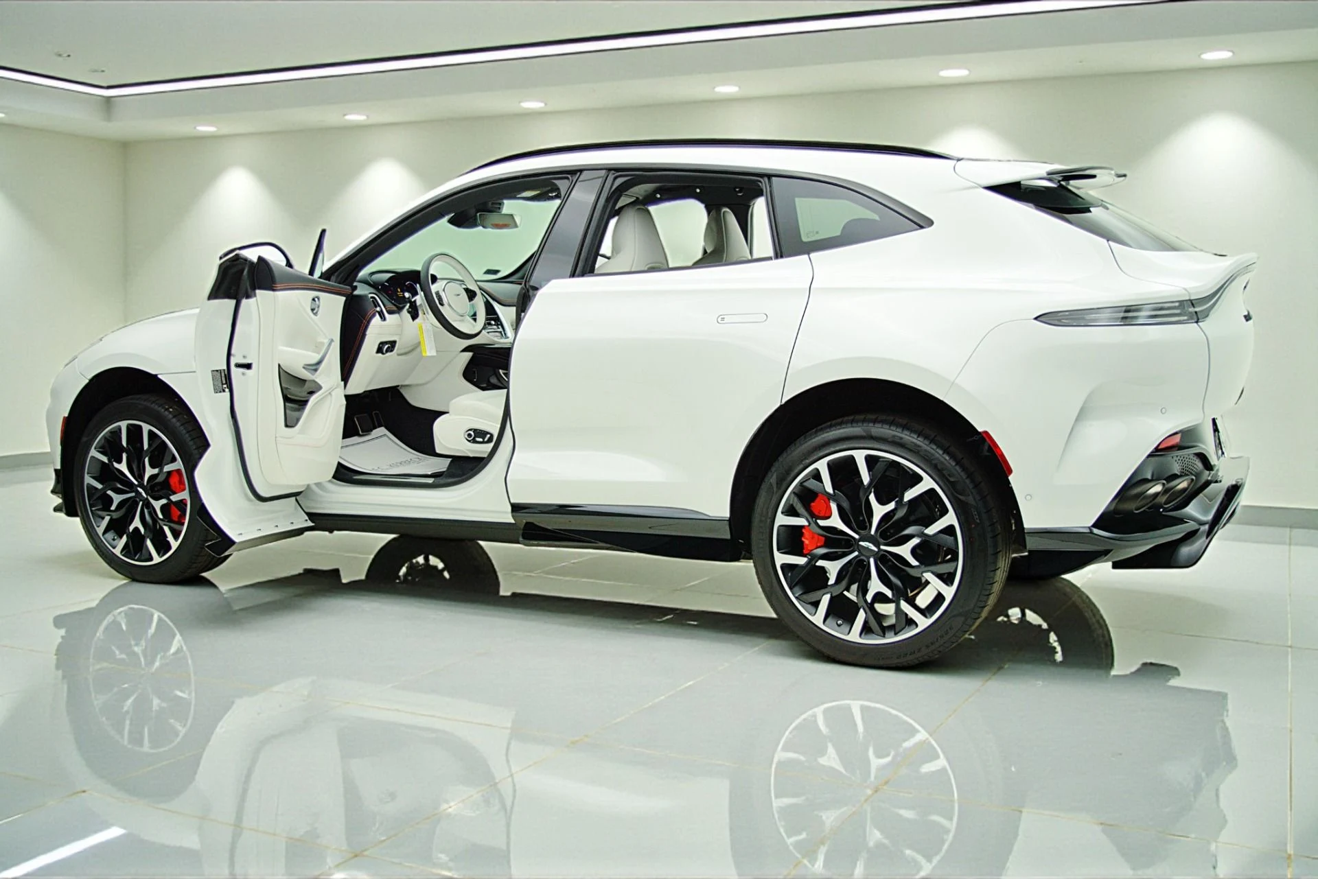 mph004_2517024132_Used_2023_Aston_Martin_DBX_707_ae9cf446c1