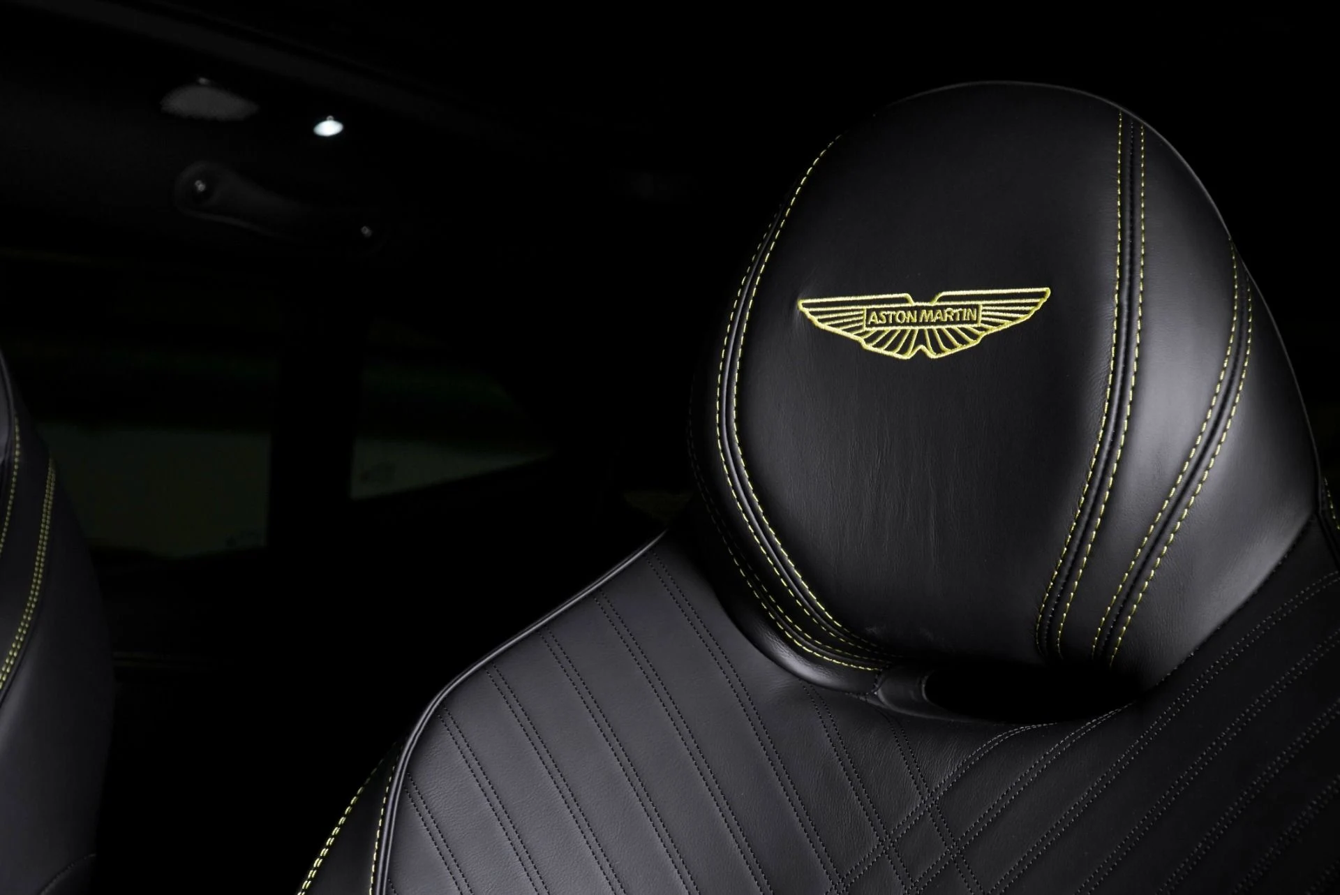 mph004_2549079924_New_2026_Aston_Martin_DBX_707_1767898958_92391d0230