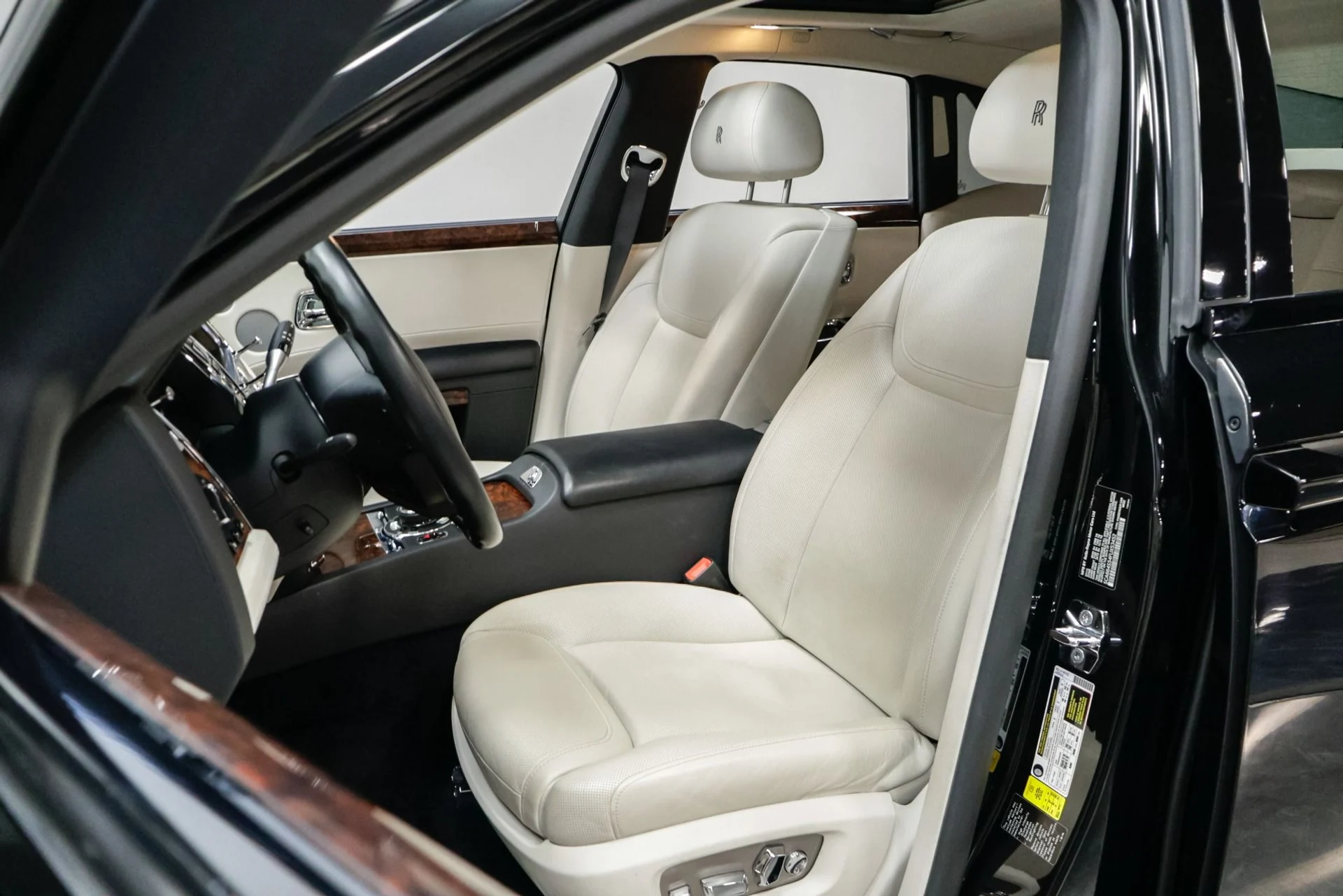 mph004_254976128_Used_2015_Rolls_Royce_Ghost_Base_1760537854_b405843f95