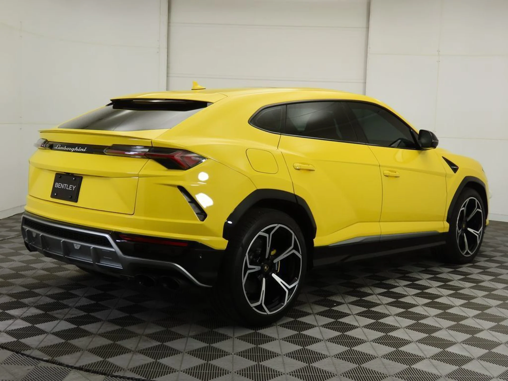 mph004_2556958297_used_2019_lamborghini_urus_awd_8119_22960416_5_1024_f590b5a1f8