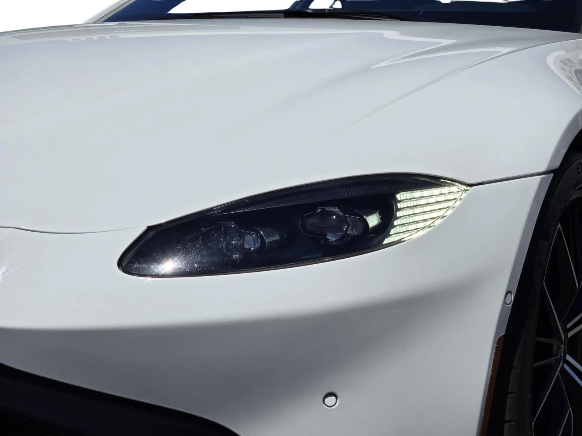 mph004_2570245494_Used_2022_Aston_Martin_Vantage_1757574519_6da6b1c18f
