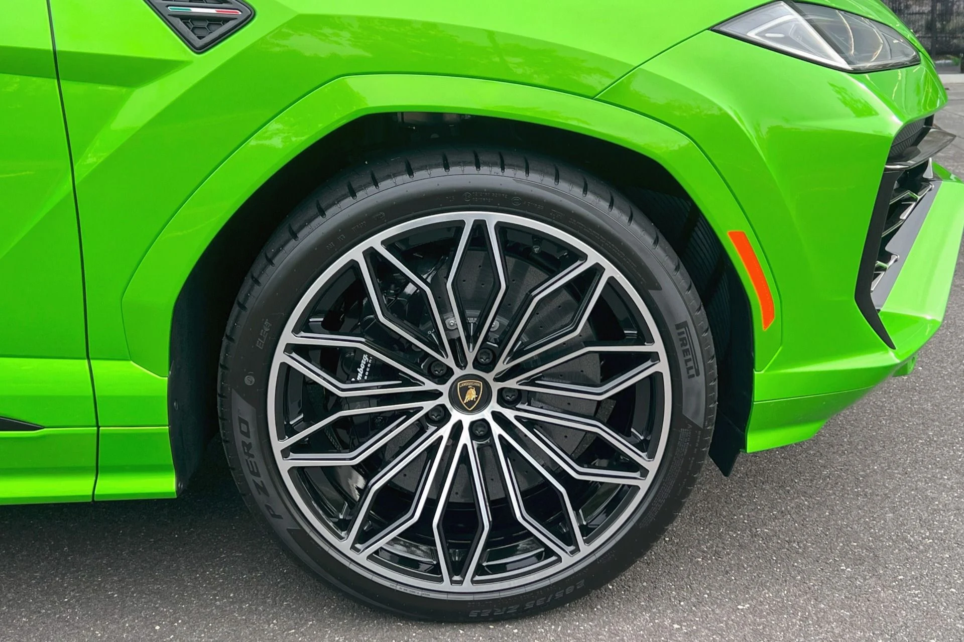 mph004_2571887154_Used_2025_Lamborghini_Urus_SE_1759230512_1e8d03e00b