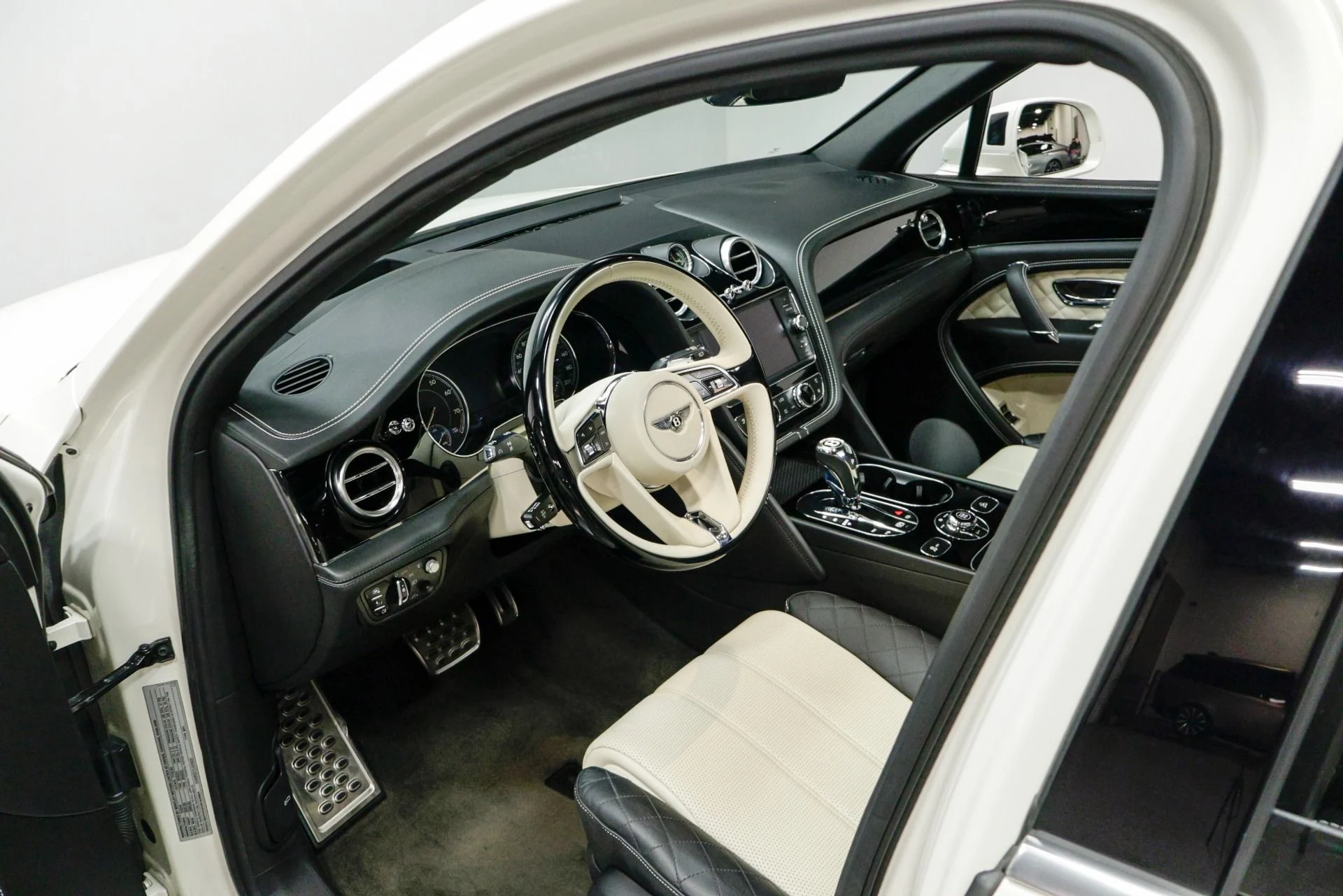 mph004_2617008101_Used_2020_Bentley_Bentayga_V8_1760480773_2868f551ff