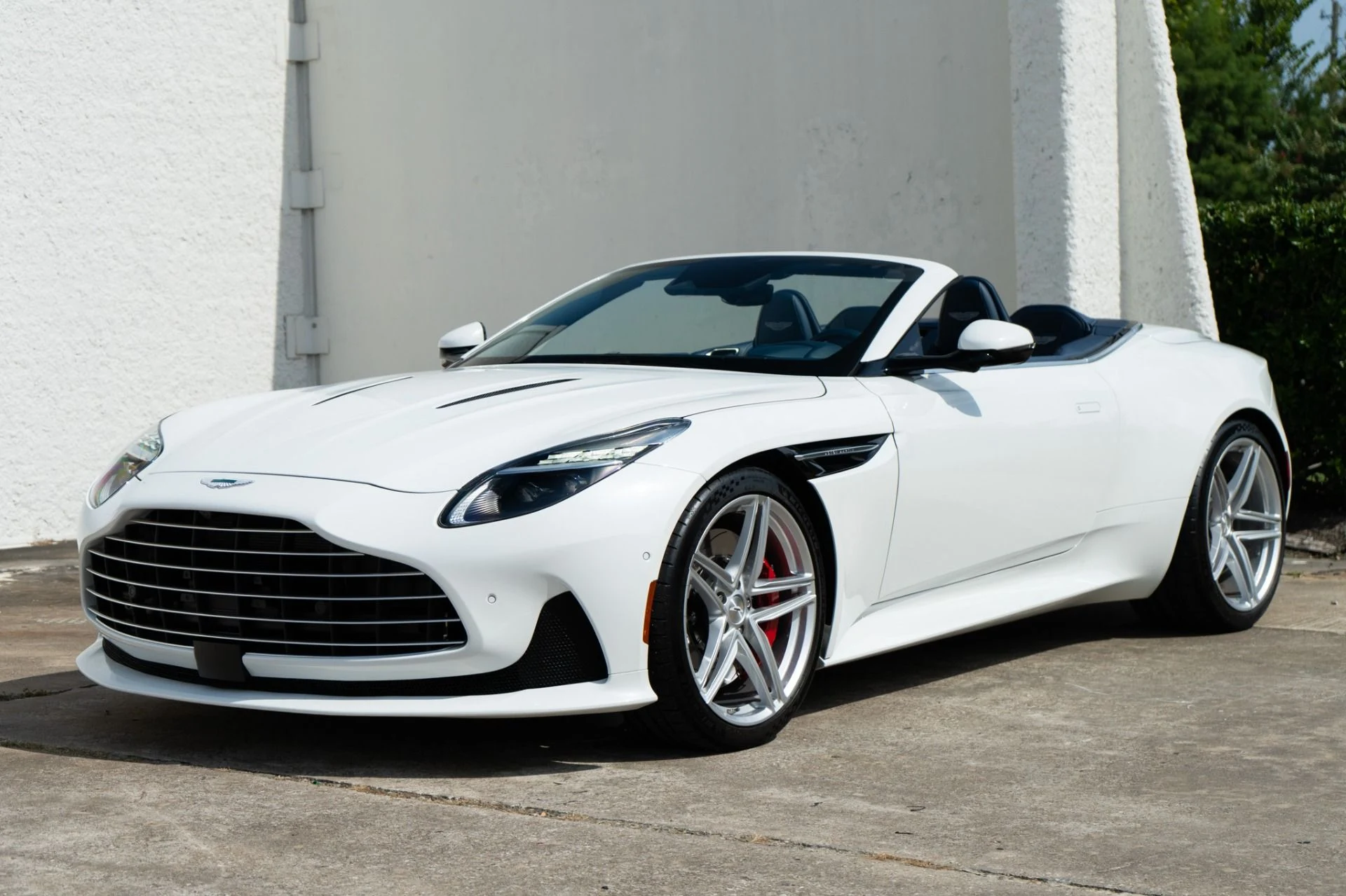 mph004_2626038743_Used_2025_Aston_Martin_DB_12_Volante_1785884214_72af2e07f1