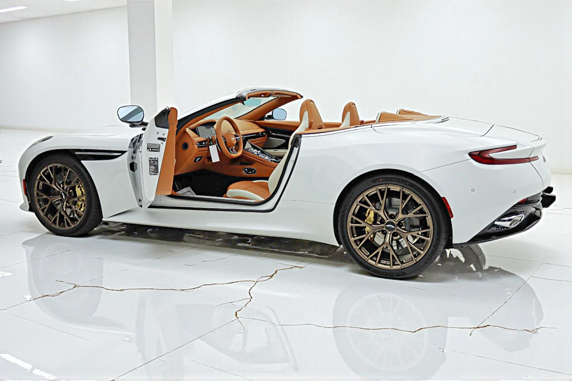 mph004_2665762790_New_2026_Aston_Martin_DB_12_Volante_59b1115c00